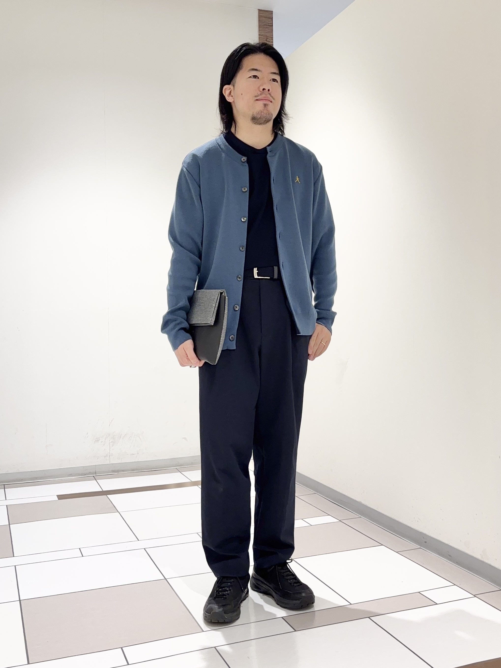 及川さんの「TAKEO KIKUCHI｜【BOWLER HAT LABEL】日本製クルーネックカーディガン」を使ったコーディネート