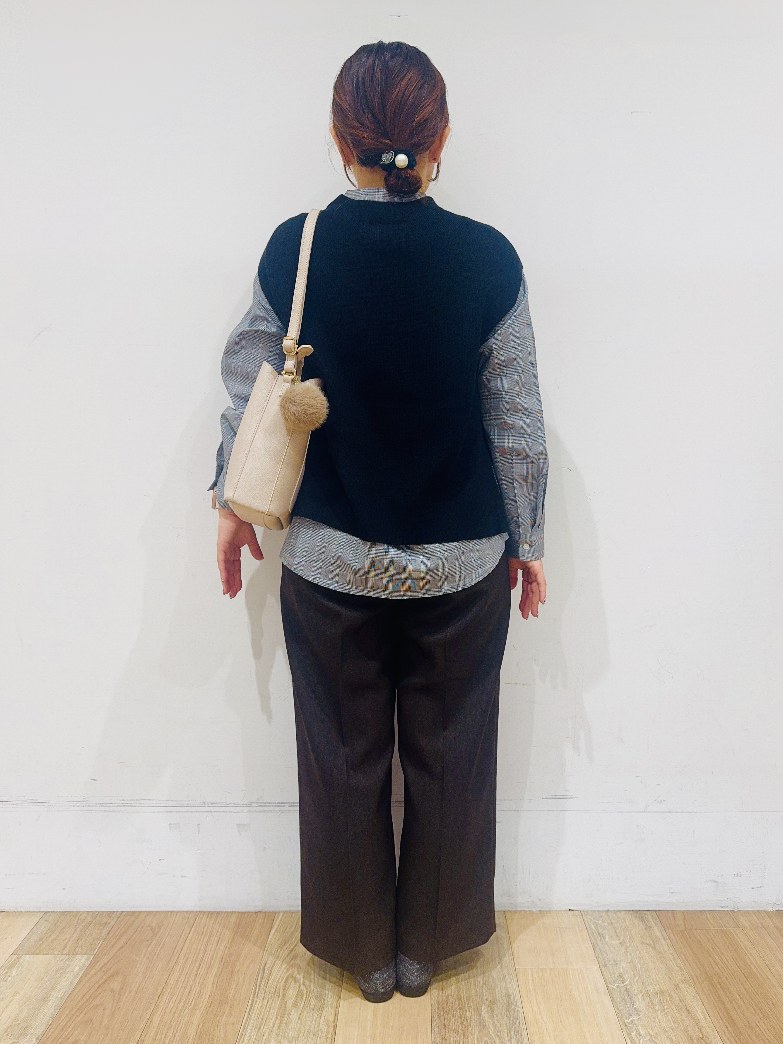 miさんの「grove｜【2点セット/時短・着回し】ニットベスト&times;シャツ」を使ったコーディネート