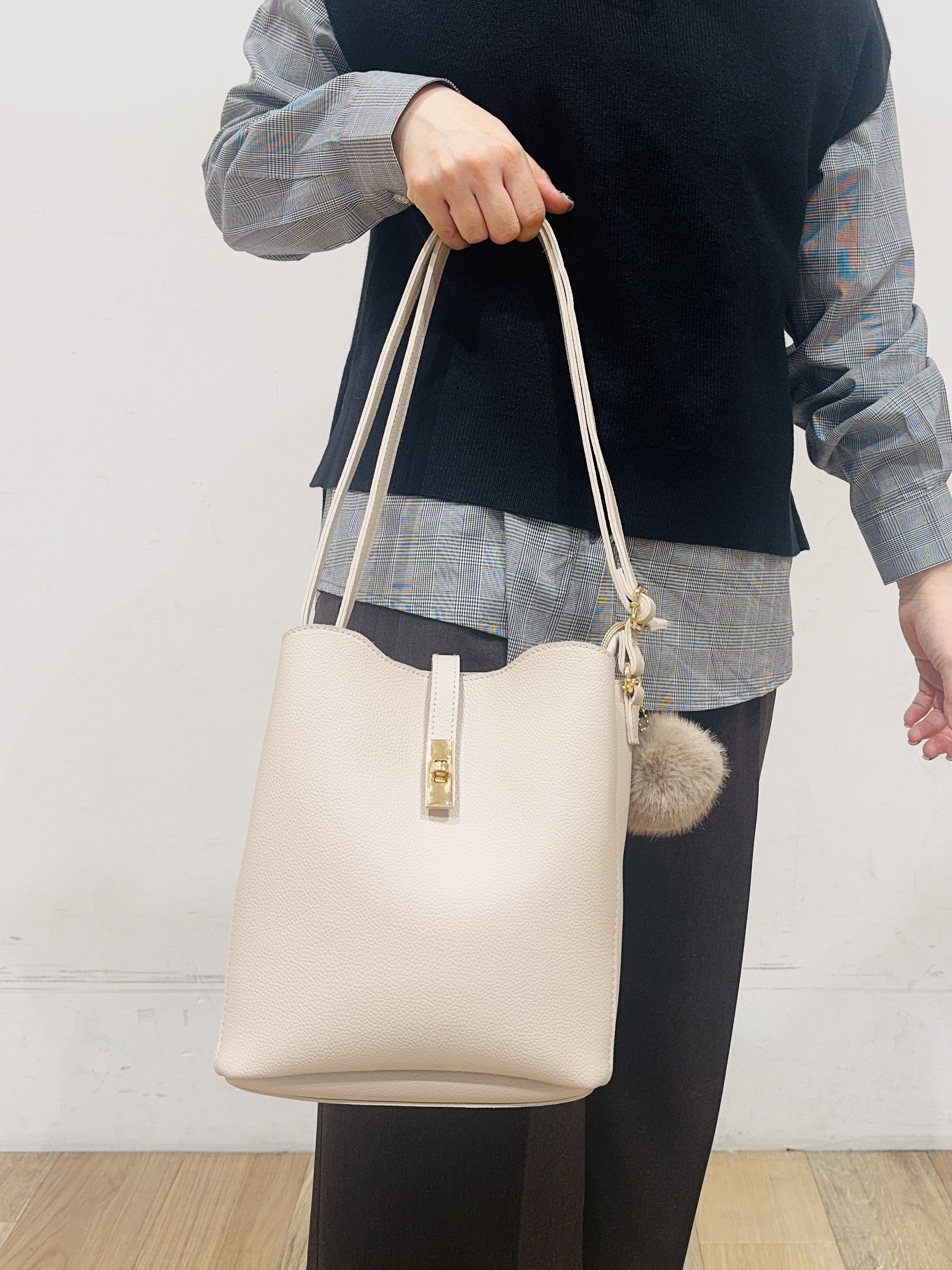 miさんの「grove｜【2点セット/時短・着回し】ニットベスト&times;シャツ」を使ったコーディネート