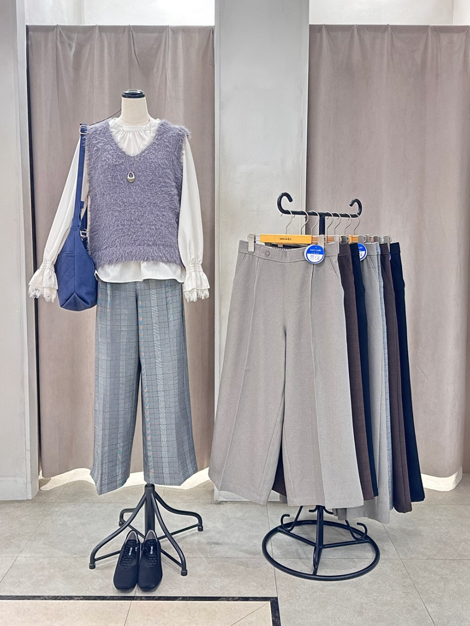 Yossyさんの「SHOO･LA･RUE｜【洗濯機可】重ねるだけで華やかに。ポンポンシャギーベスト」を使ったコーディネート