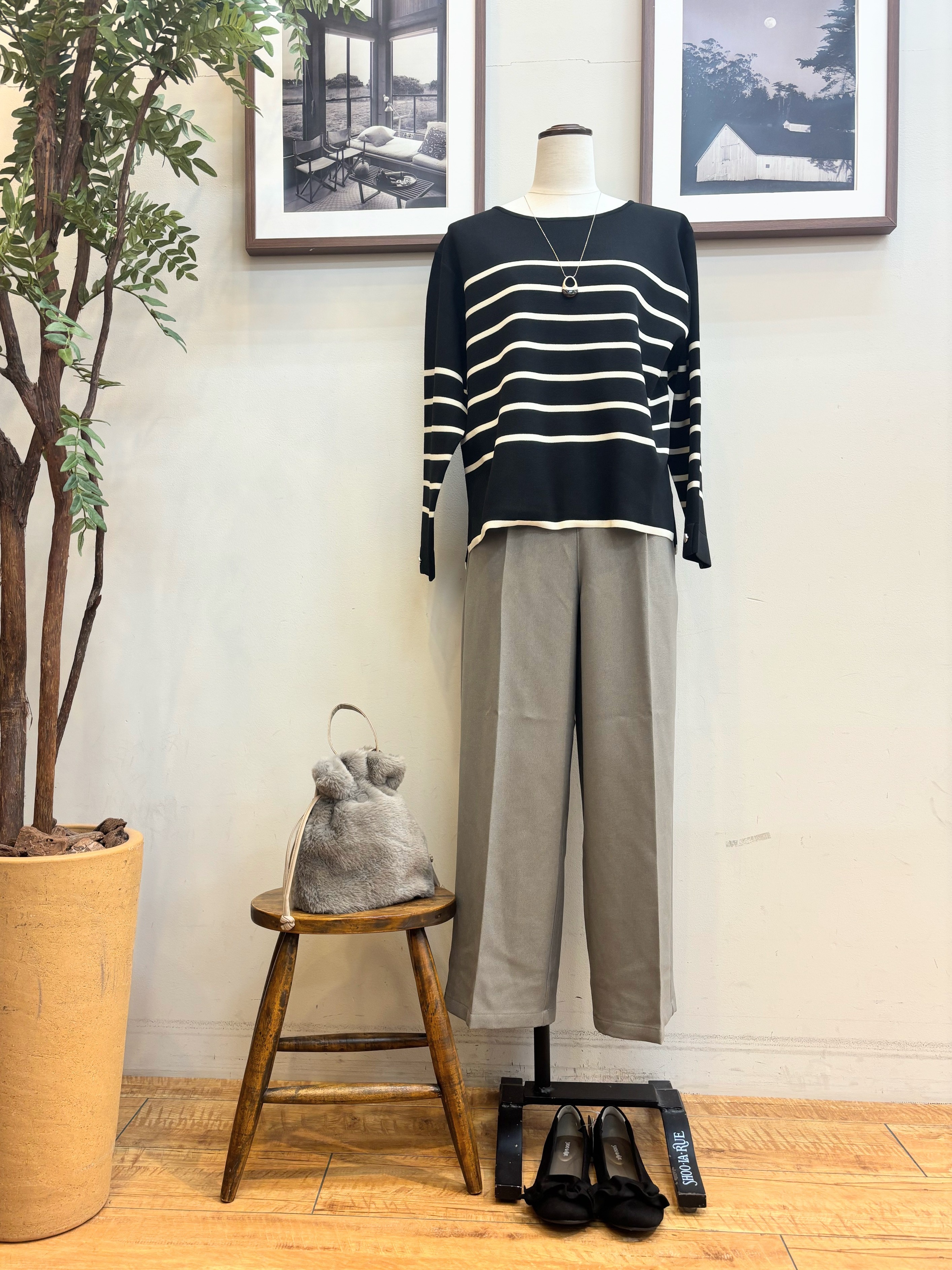 maiさんの「SHOO･LA･RUE｜【洗濯機可/S-LL】抜け感ある着こなしに 金ボタン付き スポンディッシュ クルーネックニット」を使ったコーディネート
