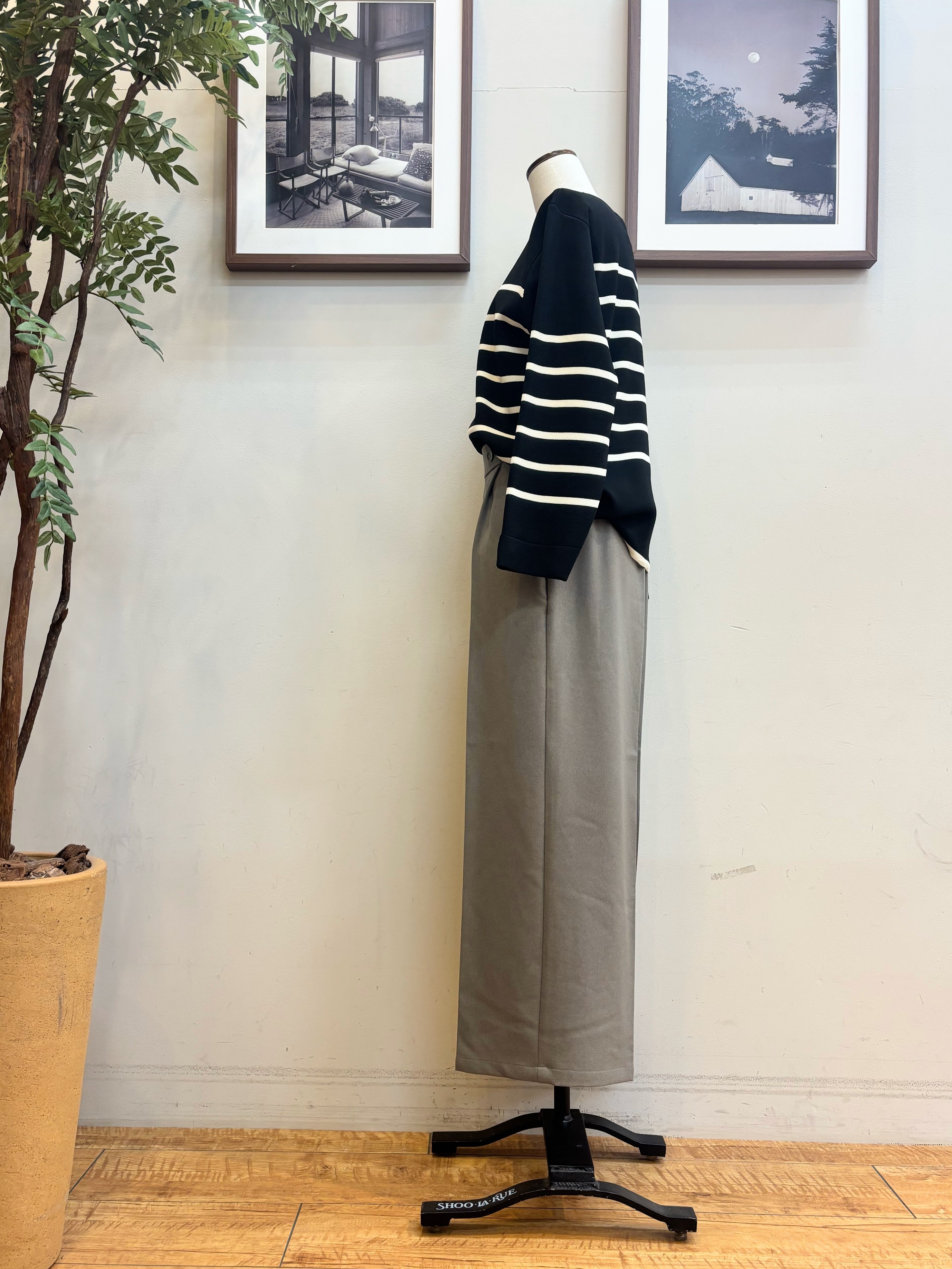 maiさんの「SHOO･LA･RUE｜【洗濯機可/S-LL】抜け感ある着こなしに 金ボタン付き スポンディッシュ クルーネックニット」を使ったコーディネート