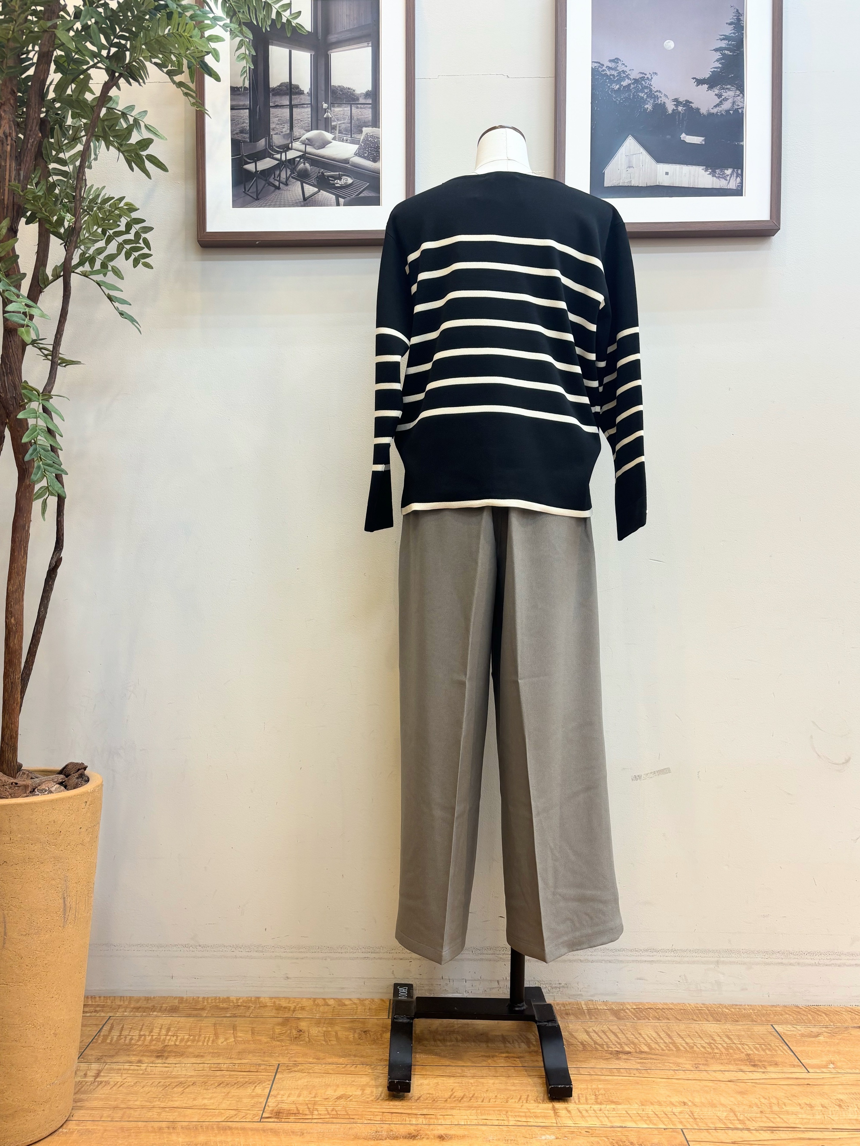 maiさんの「SHOO･LA･RUE｜【洗濯機可/S-LL】抜け感ある着こなしに 金ボタン付き スポンディッシュ クルーネックニット」を使ったコーディネート