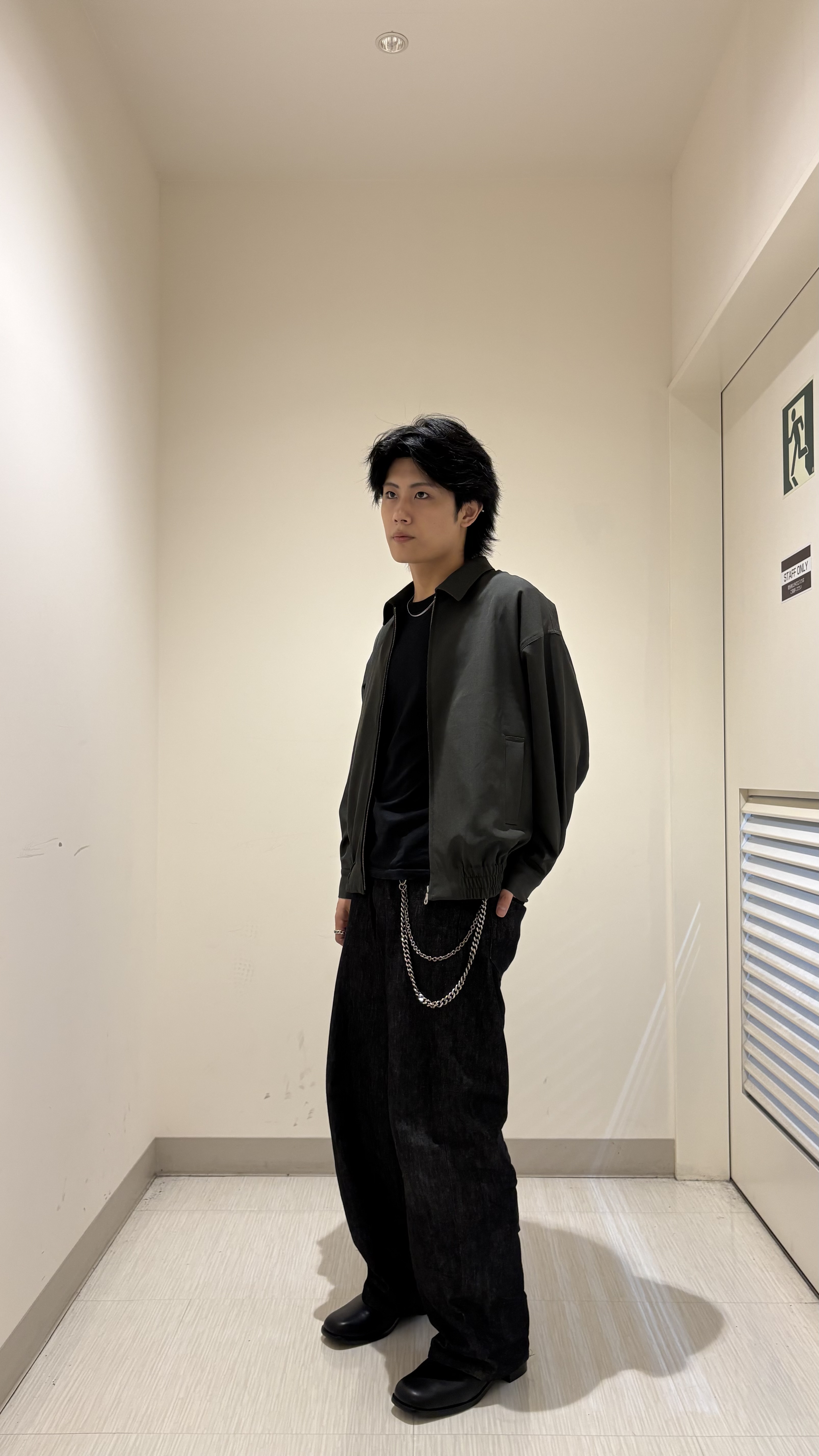 辻一樹さんの「tk.TAKEO KIKUCHI｜【色褪せしにくいデニム】Comfy Fadeless Denim Seriesバレルデニム」を使ったコーディネート