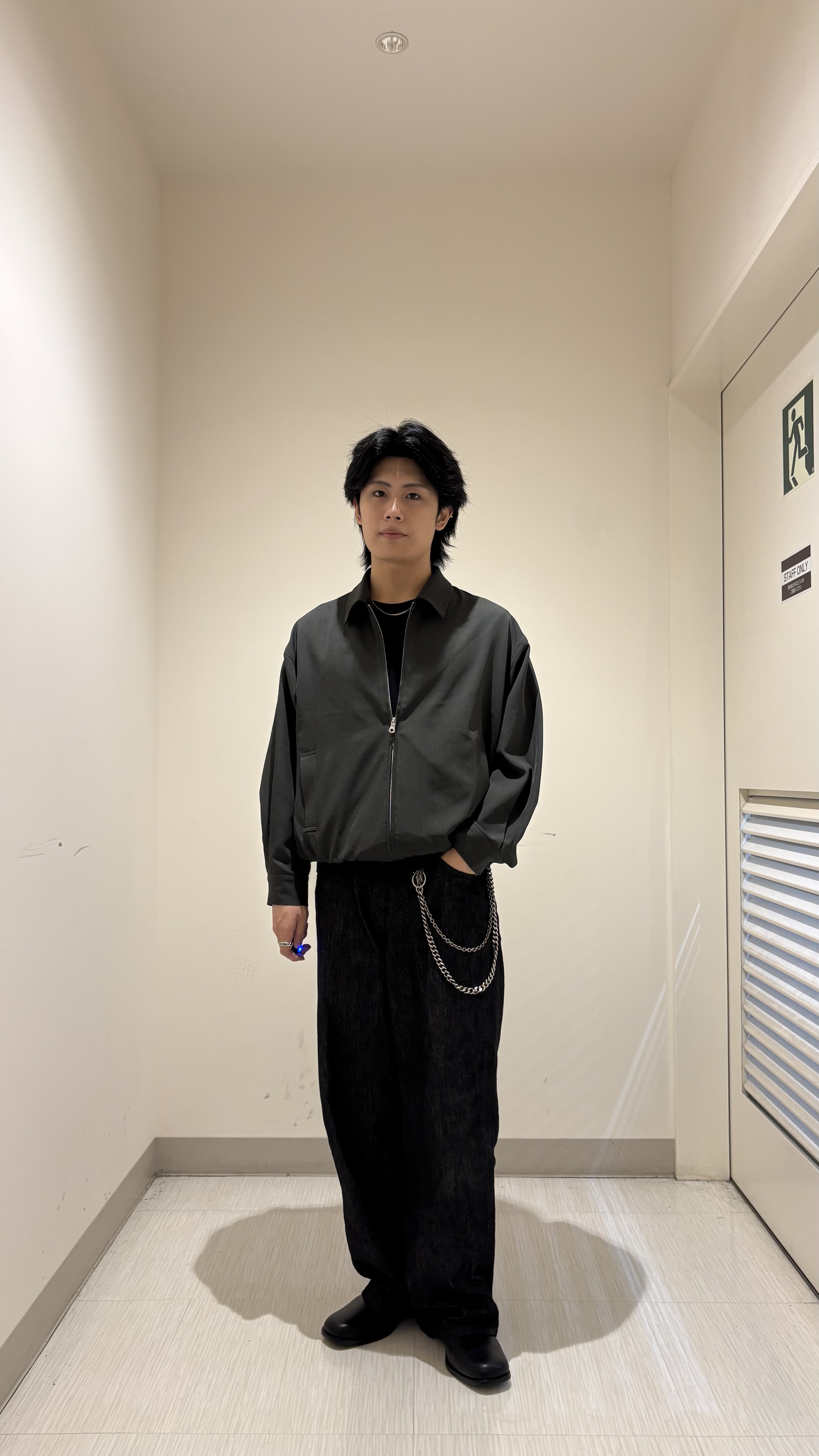 辻一樹さんの「tk.TAKEO KIKUCHI｜【色褪せしにくいデニム】Comfy Fadeless Denim Seriesバレルデニム」を使ったコーディネート