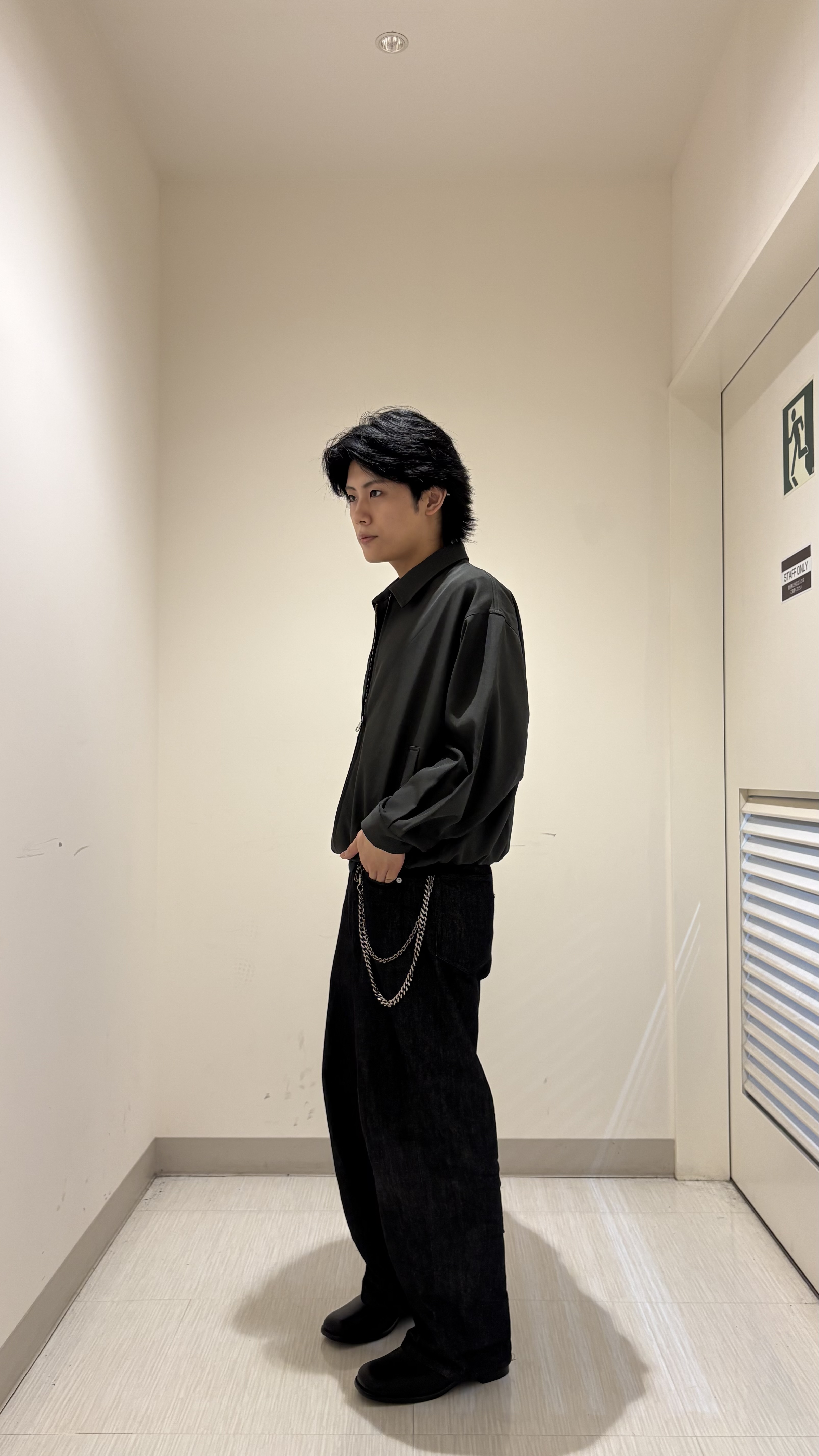 辻一樹さんの「tk.TAKEO KIKUCHI｜【色褪せしにくいデニム】Comfy Fadeless Denim Seriesバレルデニム」を使ったコーディネート