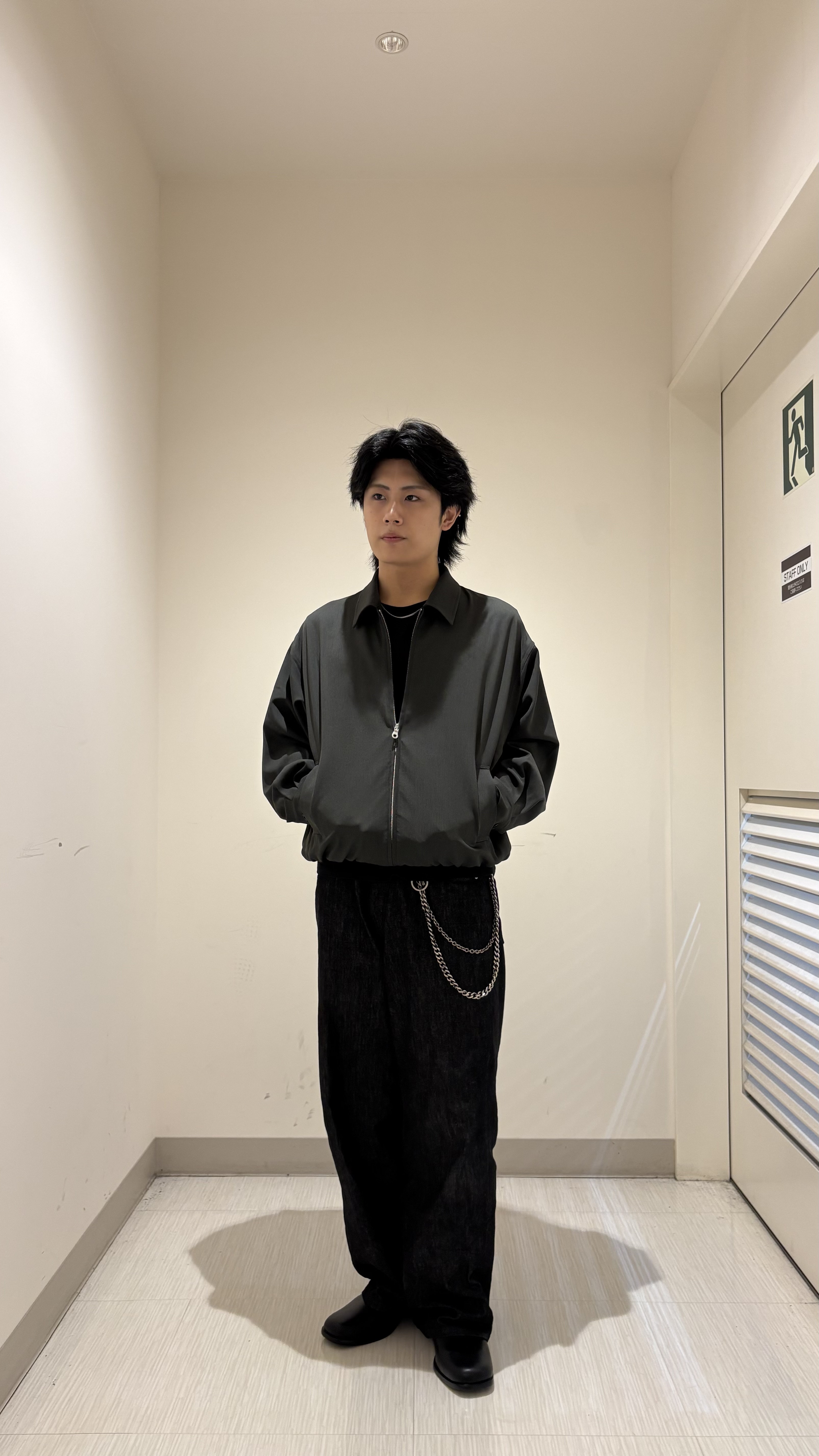 辻一樹さんの「tk.TAKEO KIKUCHI｜【色褪せしにくいデニム】Comfy Fadeless Denim Seriesバレルデニム」を使ったコーディネート