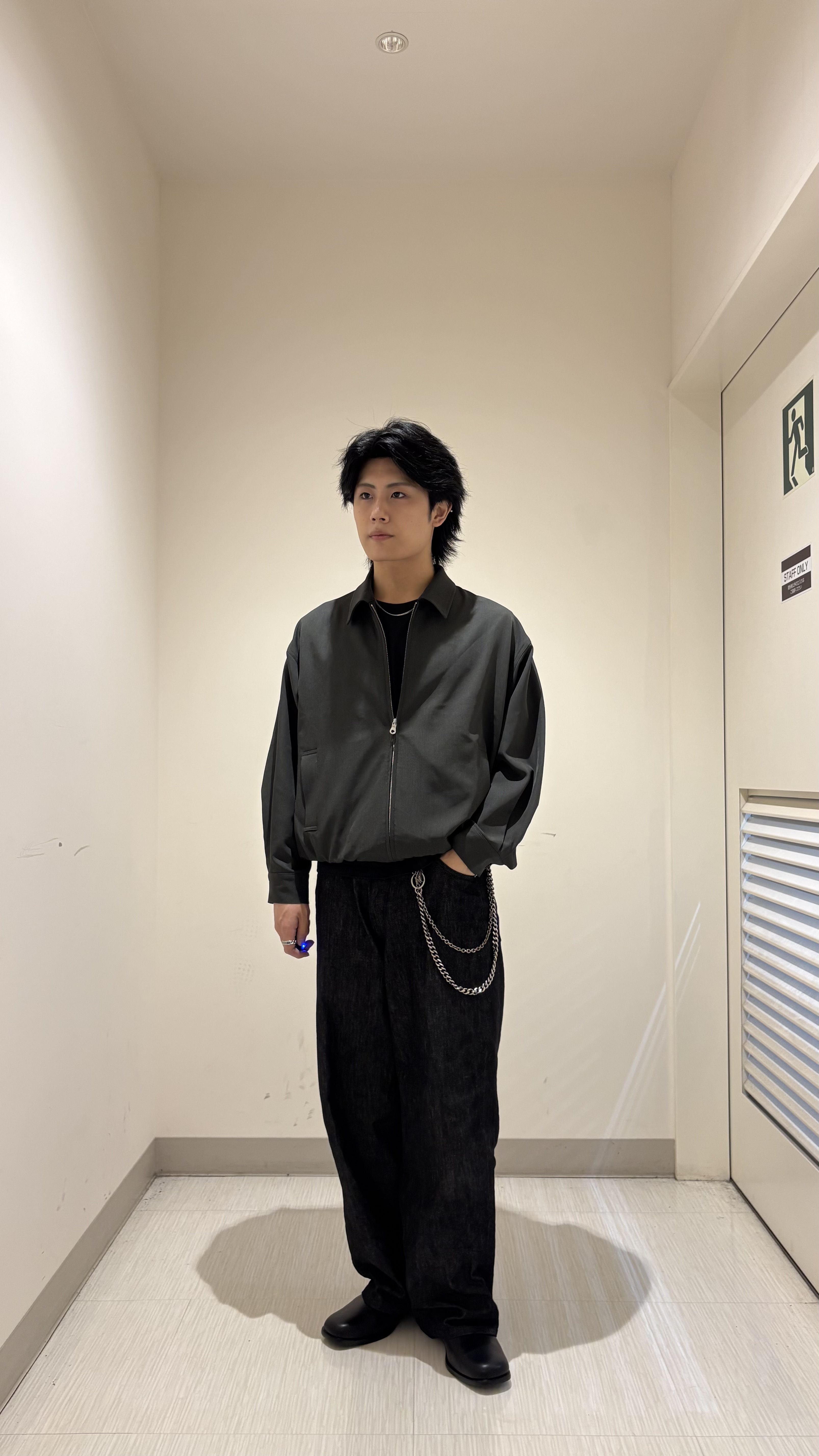 辻一樹さんの「tk.TAKEO KIKUCHI｜【色褪せしにくいデニム】Comfy Fadeless Denim Seriesバレルデニム」を使ったコーディネート