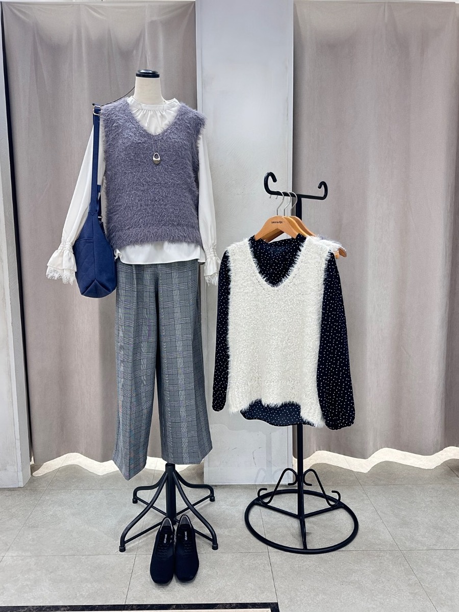 Yossyさんの「SHOO･LA･RUE｜【洗濯機可】重ねるだけで華やかに。ポンポンシャギーベスト」を使ったコーディネート