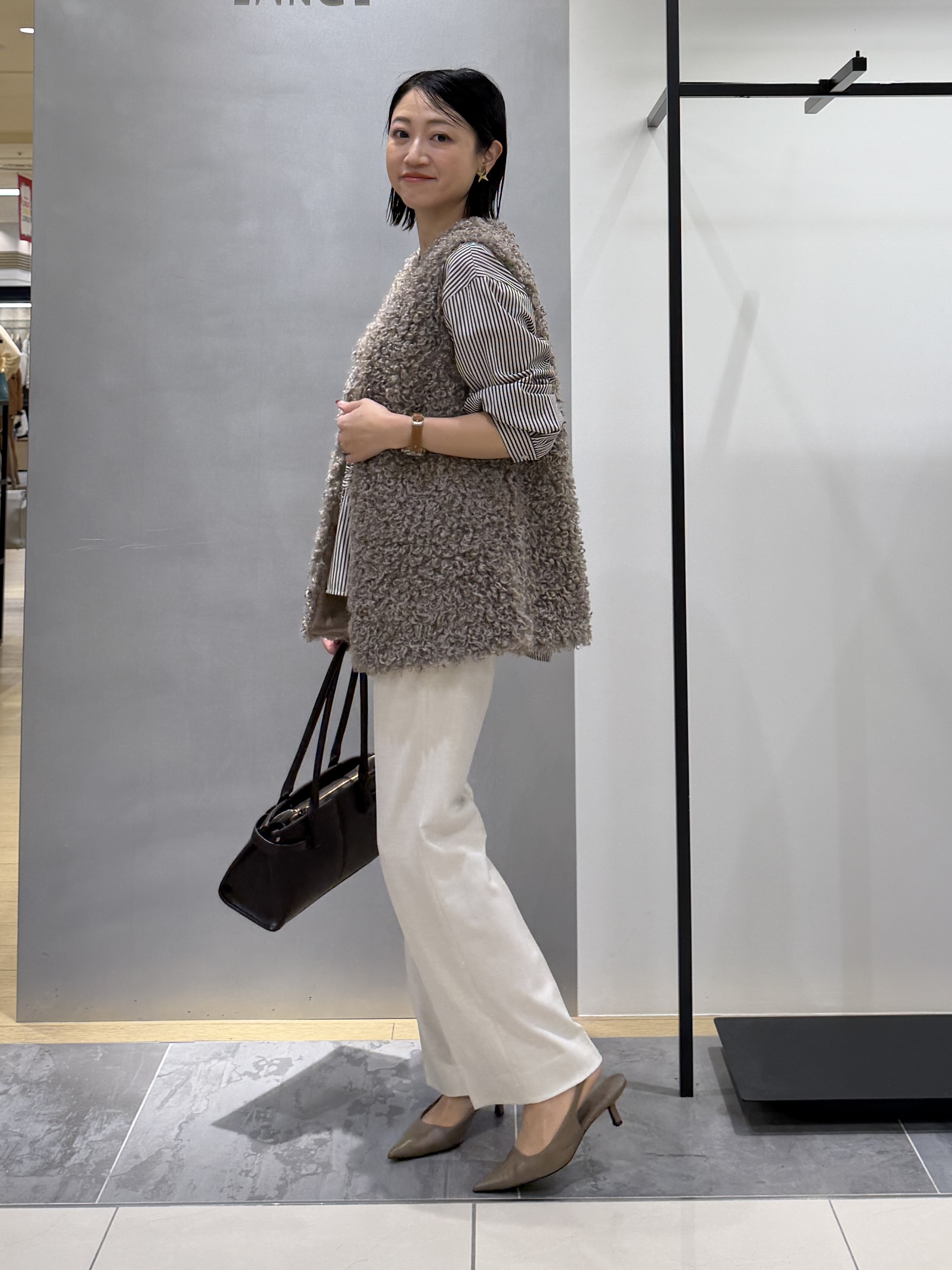 shihoさんの「INDIVI｜【羽織るだけでお洒落】カールエコファー ジレ」を使ったコーディネート
