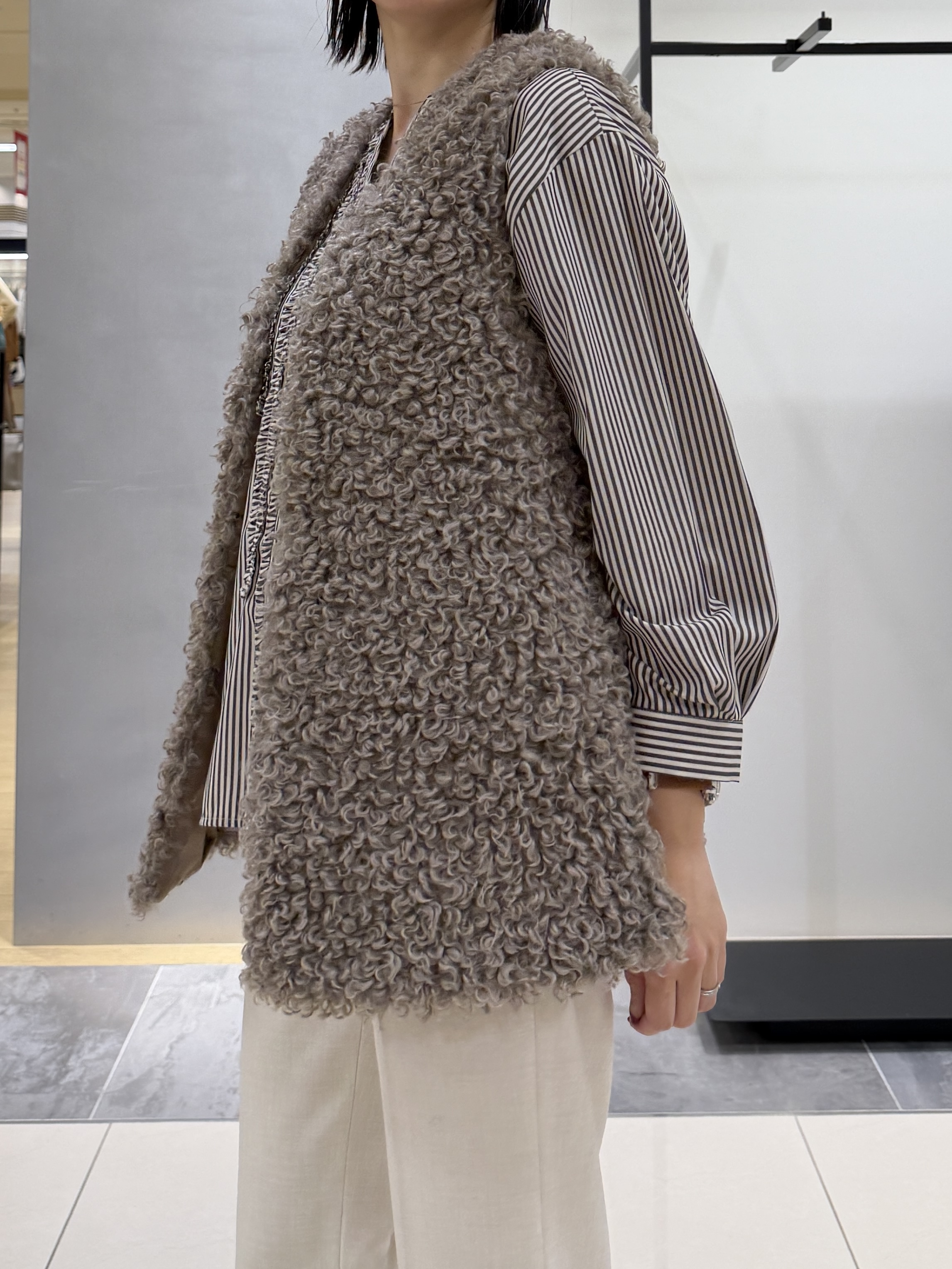 shihoさんの「INDIVI｜【羽織るだけでお洒落】カールエコファー ジレ」を使ったコーディネート