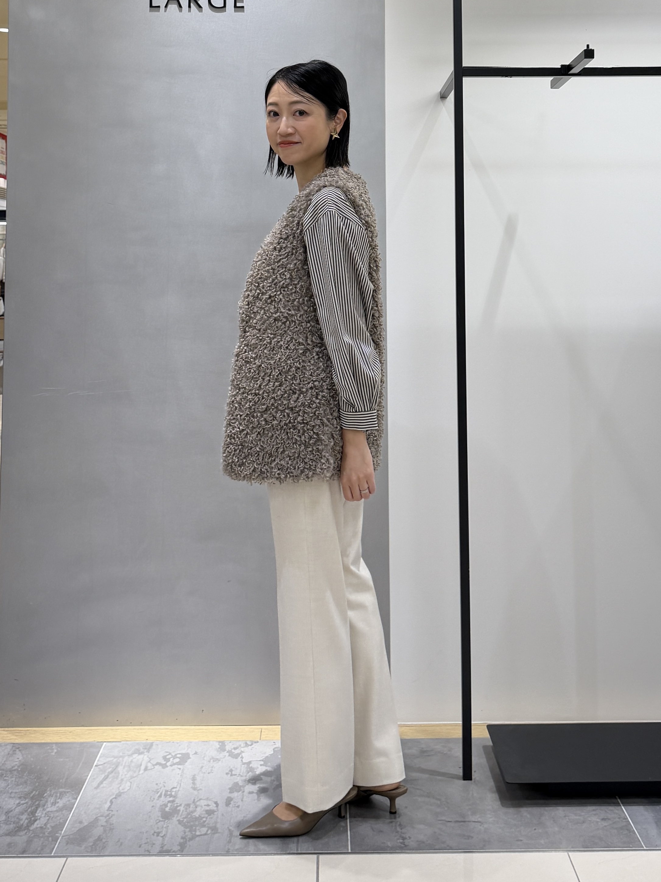 shihoさんの「INDIVI｜【羽織るだけでお洒落】カールエコファー ジレ」を使ったコーディネート
