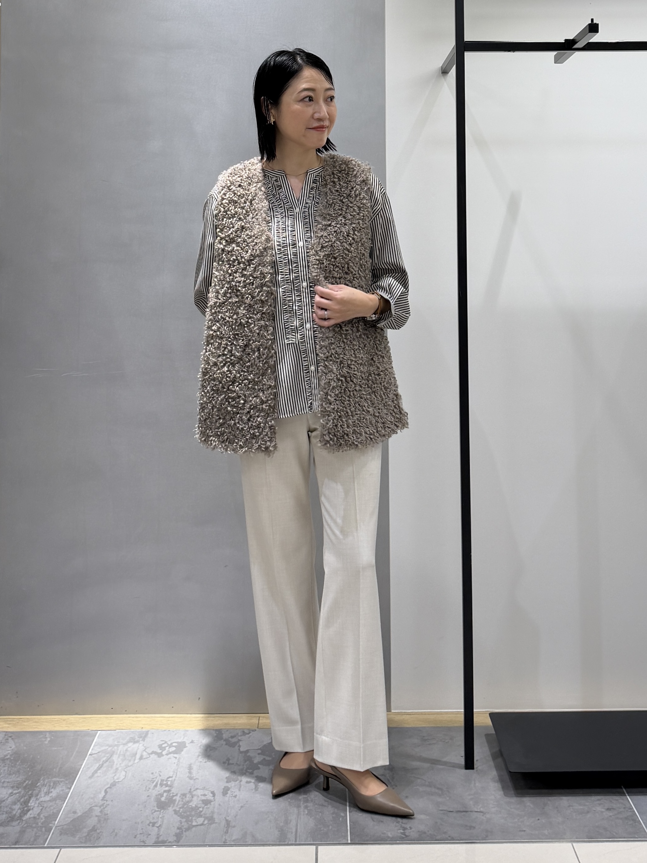 shihoさんの「INDIVI｜【羽織るだけでお洒落】カールエコファー ジレ」を使ったコーディネート