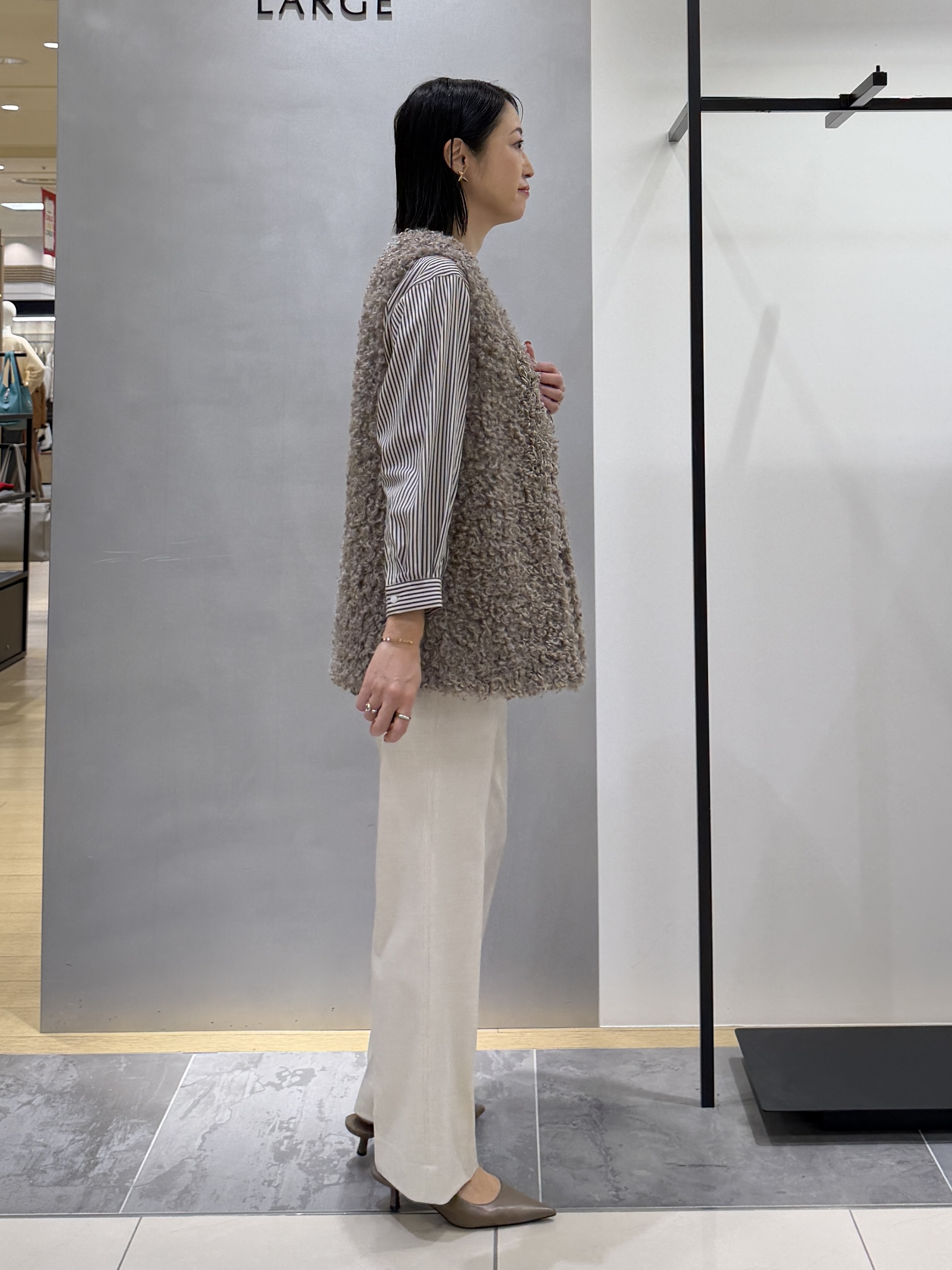 shihoさんの「INDIVI｜【羽織るだけでお洒落】カールエコファー ジレ」を使ったコーディネート