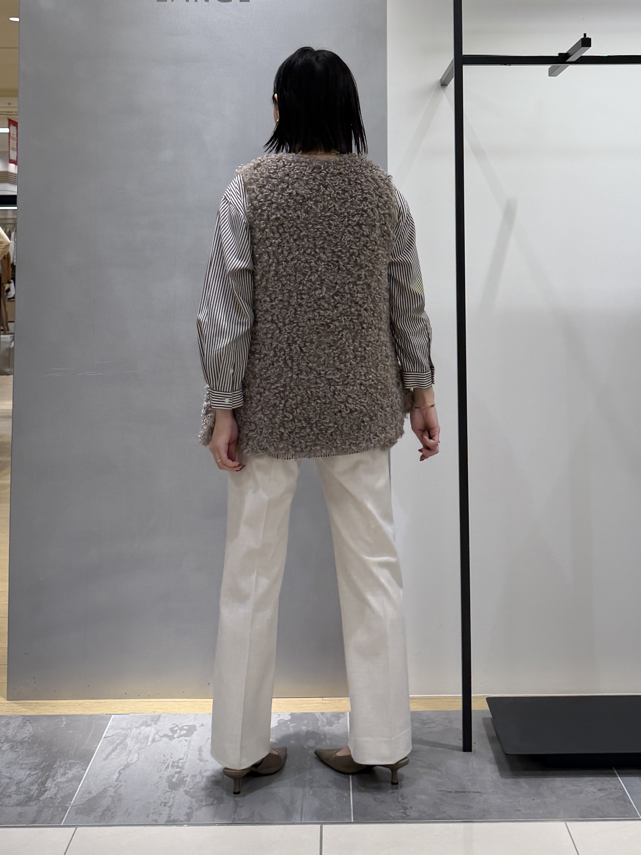 shihoさんの「INDIVI｜【羽織るだけでお洒落】カールエコファー ジレ」を使ったコーディネート