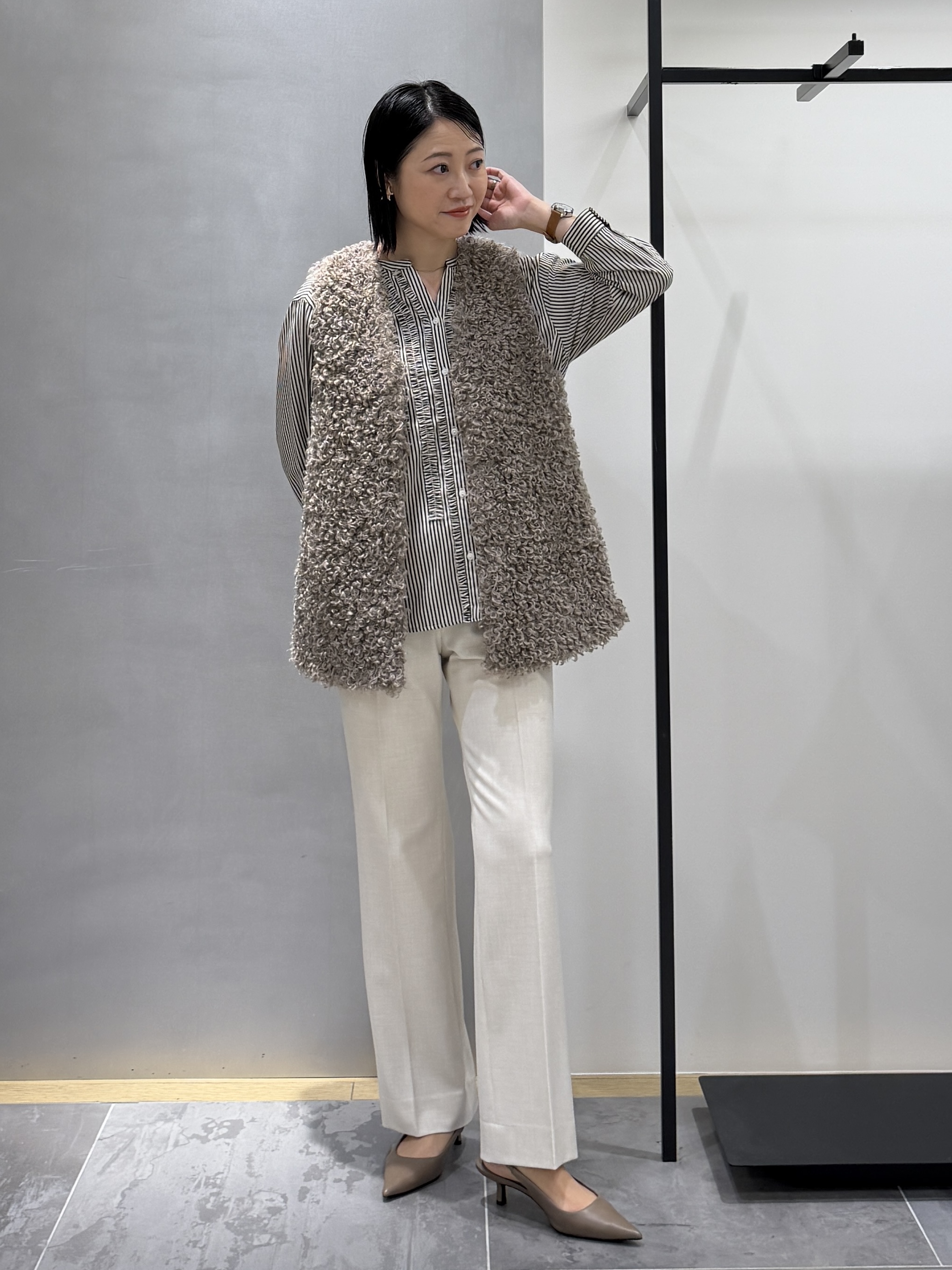 shihoさんの「INDIVI｜【羽織るだけでお洒落】カールエコファー ジレ」を使ったコーディネート