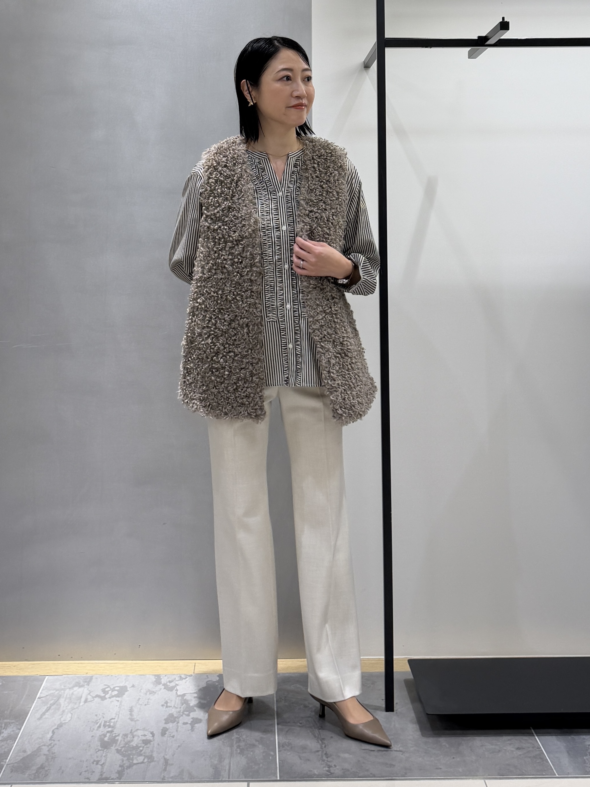 shihoさんの「INDIVI｜【羽織るだけでお洒落】カールエコファー ジレ」を使ったコーディネート