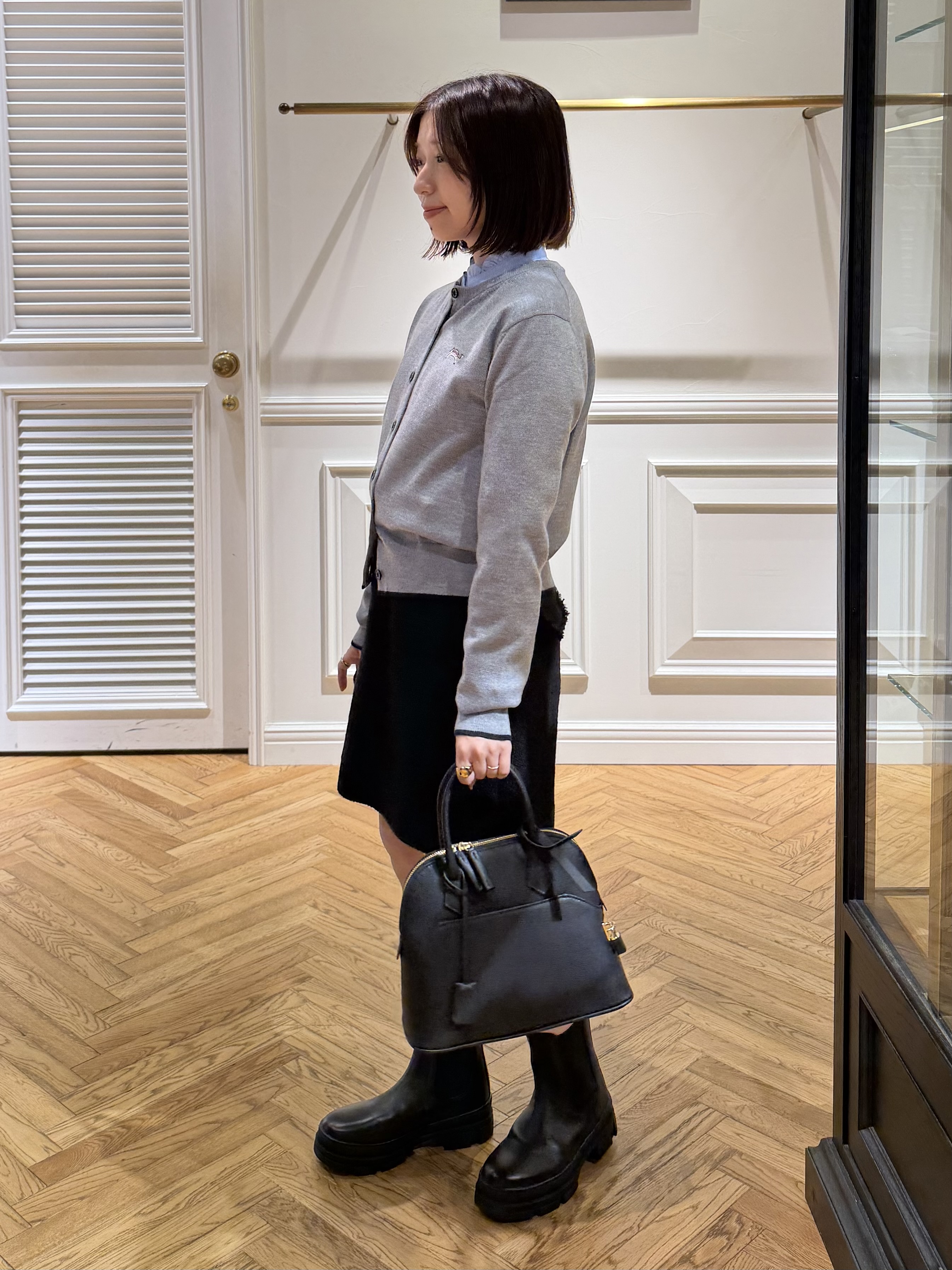 つじ まこさんの「DRESSTERIOR｜ゼニアバル―ファキャッシュウールクルーネックカーディガン」を使ったコーディネート