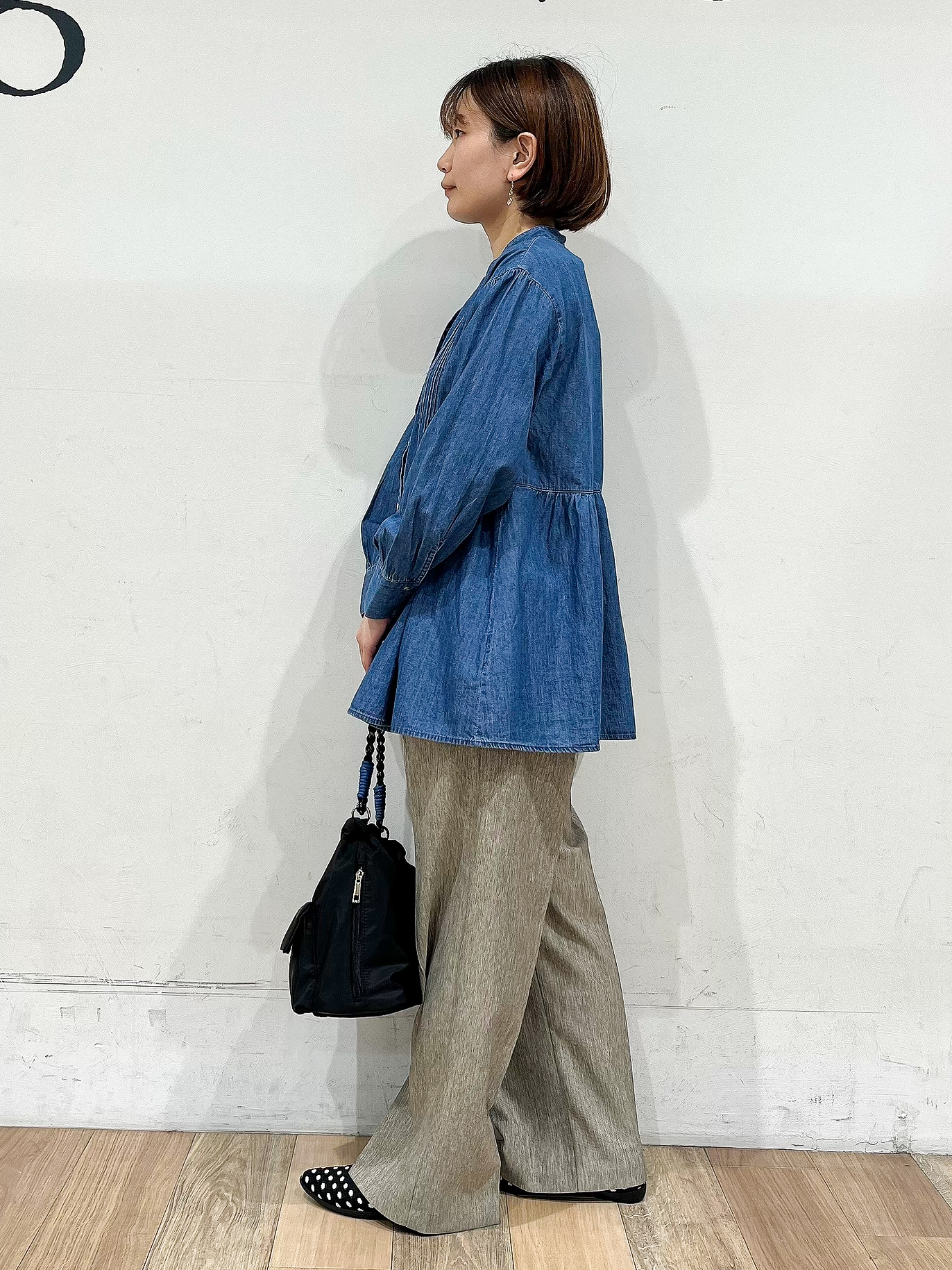 山さんさんの「grove｜軽やかなデニムで、女性らしく　ピンタックデニムダンガリーブラウス」を使ったコーディネート