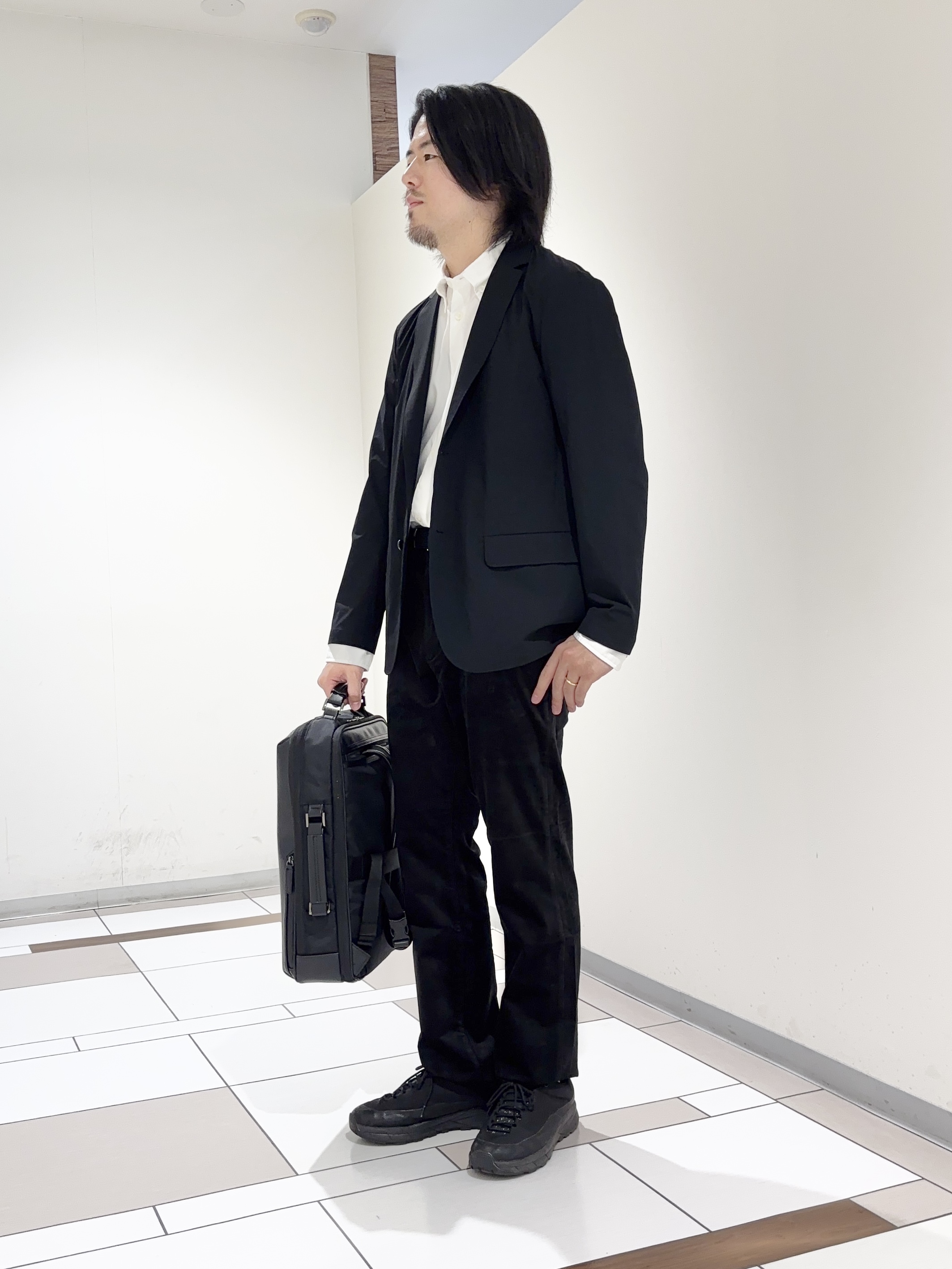 及川さんの「TAKEO KIKUCHI｜3Dナイロンストレッチ ジャケット」を使ったコーディネート