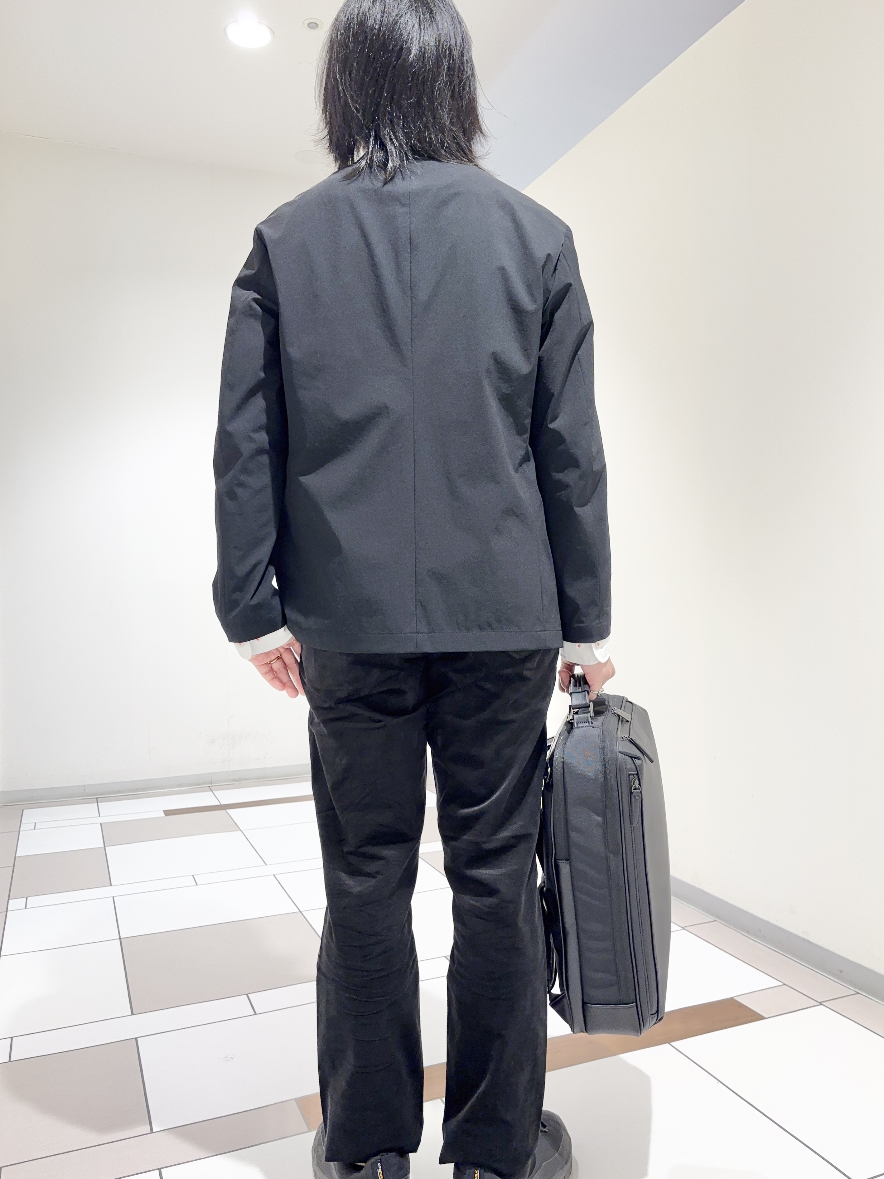 及川さんの「TAKEO KIKUCHI｜3Dナイロンストレッチ ジャケット」を使ったコーディネート