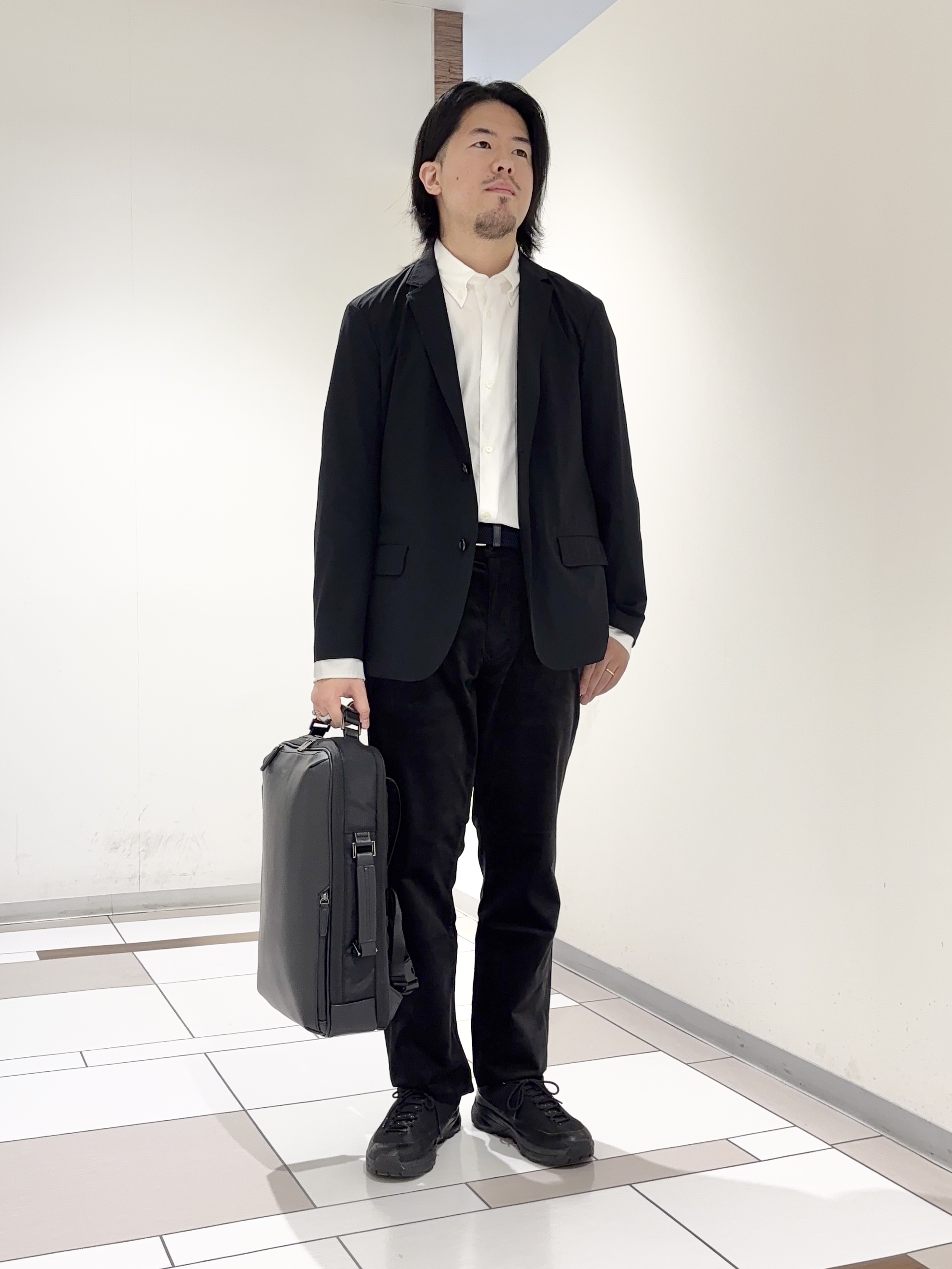 及川さんの「TAKEO KIKUCHI｜3Dナイロンストレッチ ジャケット」を使ったコーディネート