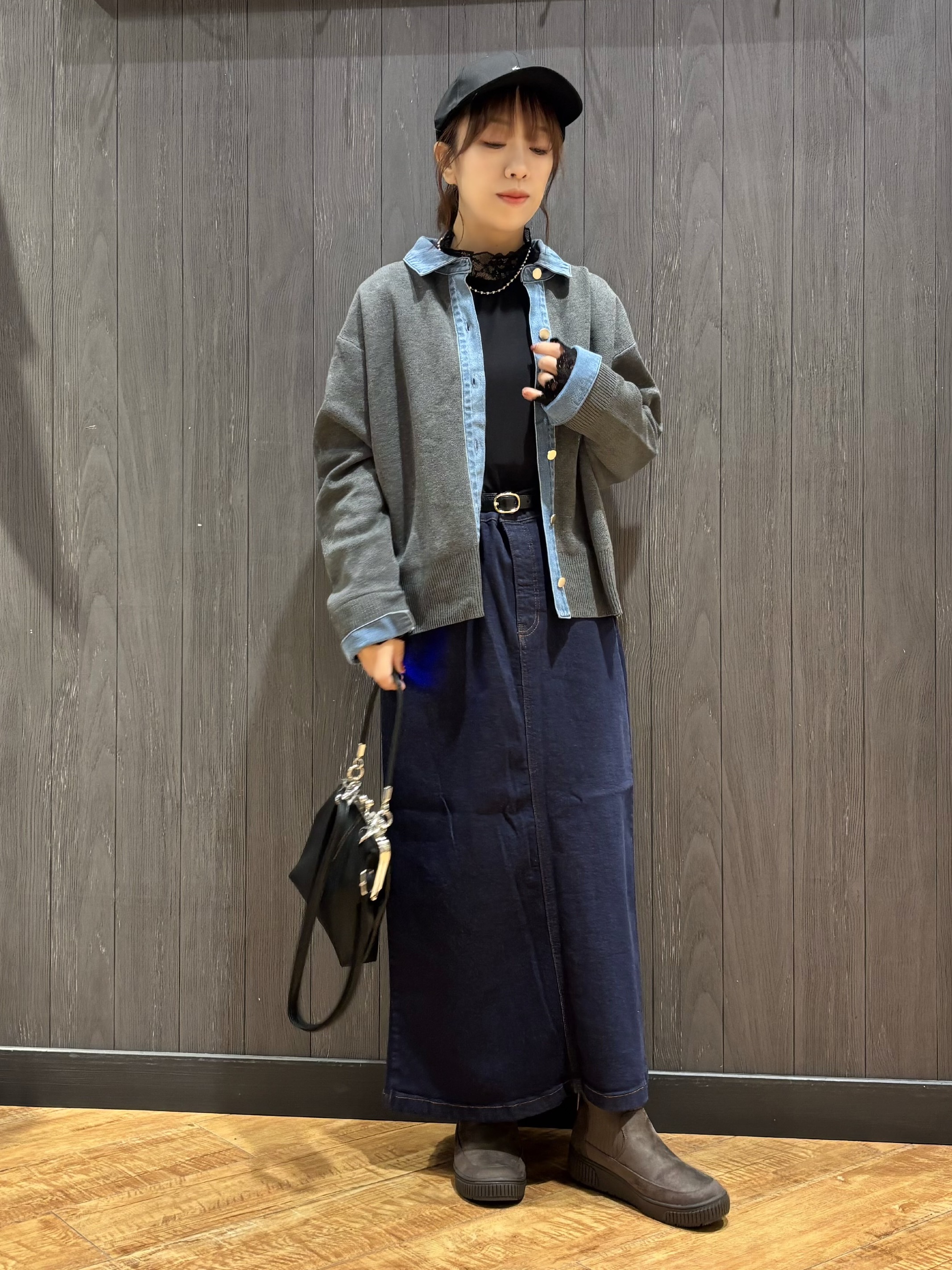 meiさんの「SHOO･LA･RUE｜【S-LL/洗濯機可】デニム／チェック切替でこなれ見え 金ボタンニットカーディガン」を使ったコーディネート