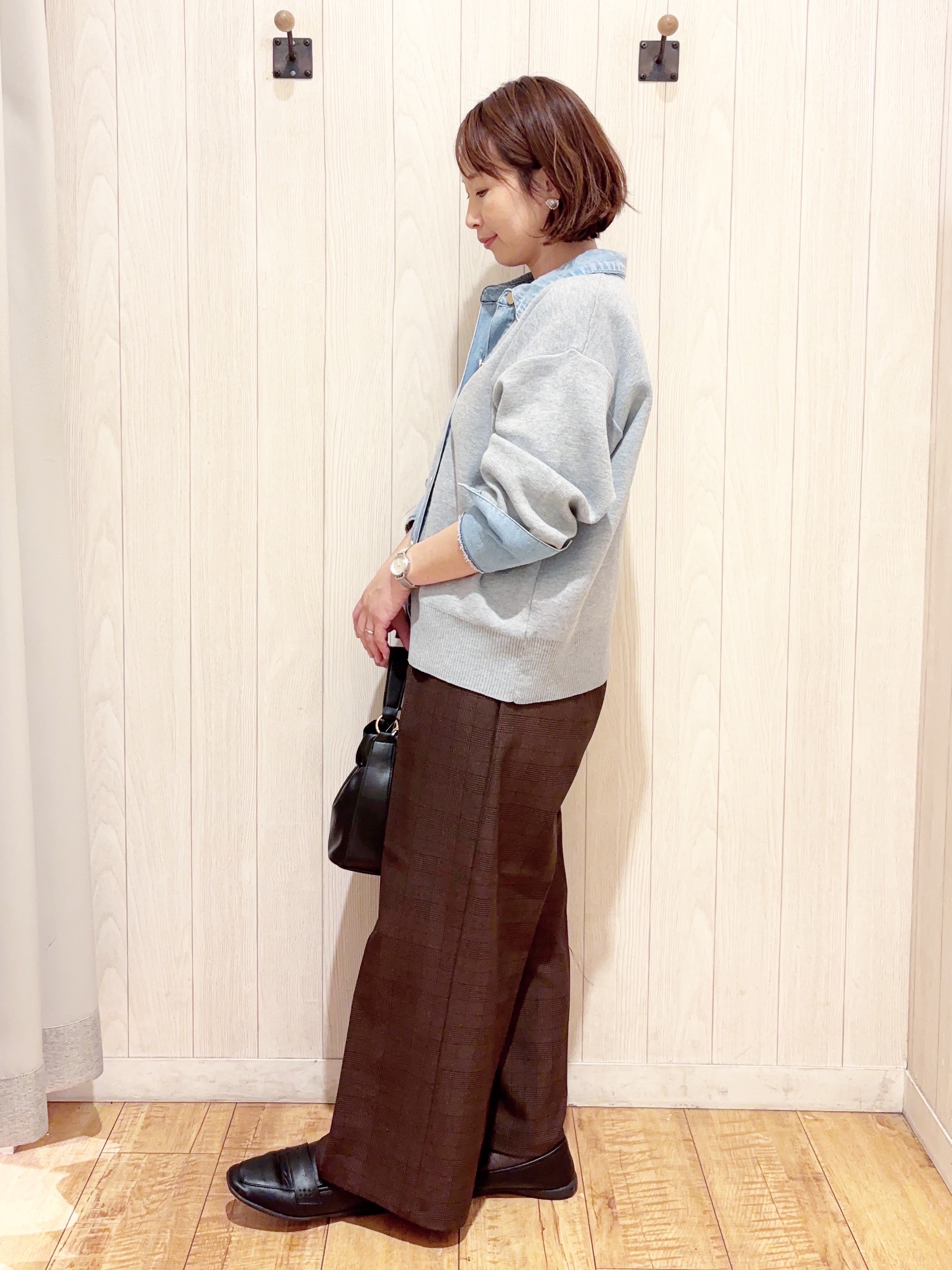あいこさんの「SHOO･LA･RUE｜【S-LL/洗濯機可】デニム／チェック切替でこなれ見え 金ボタンニットカーディガン」を使ったコーディネート