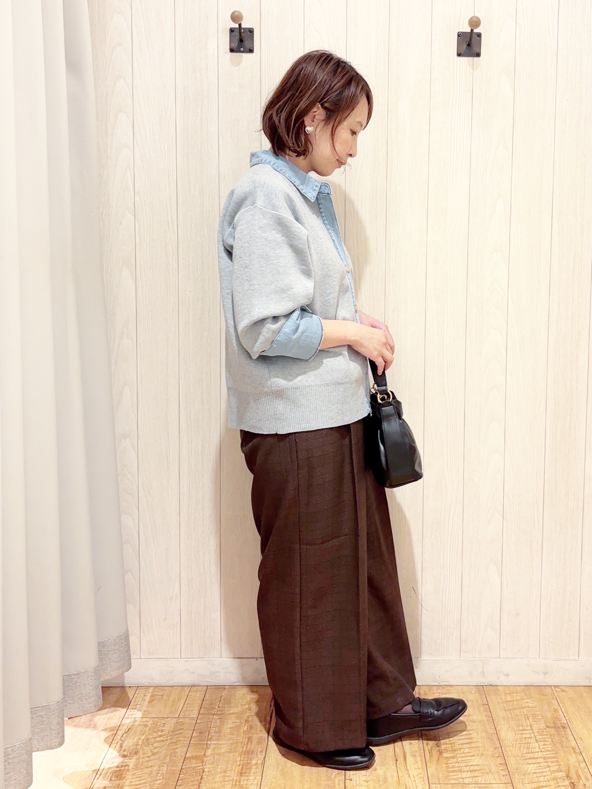 あいこさんの「SHOO･LA･RUE｜【S-LL/洗濯機可】デニム／チェック切替でこなれ見え 金ボタンニットカーディガン」を使ったコーディネート