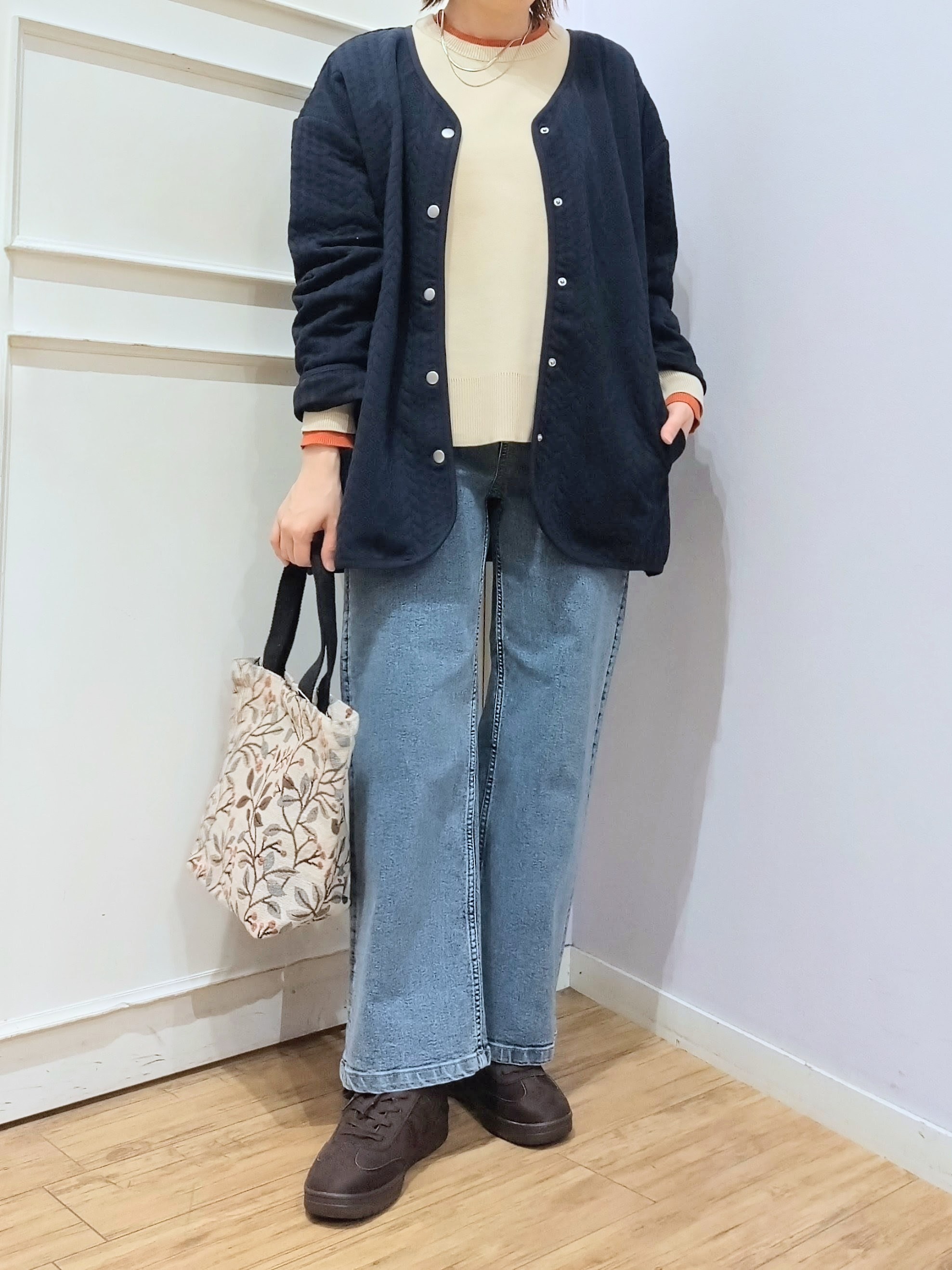 miomioさんの「SHOO･LA･RUE｜【S-LL/体型カバー】ヒップが隠れる ラインジャカード Vネックカーディガン」を使ったコーディネート