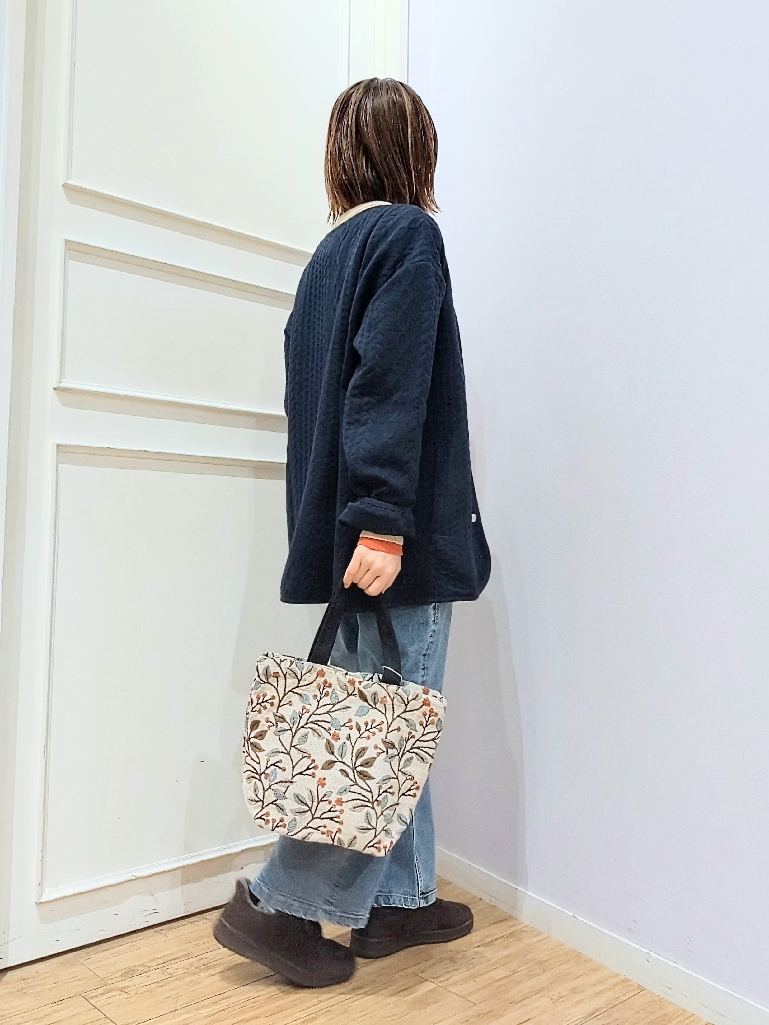 miomioさんの「SHOO･LA･RUE｜【S-LL/体型カバー】ヒップが隠れる ラインジャカード Vネックカーディガン」を使ったコーディネート