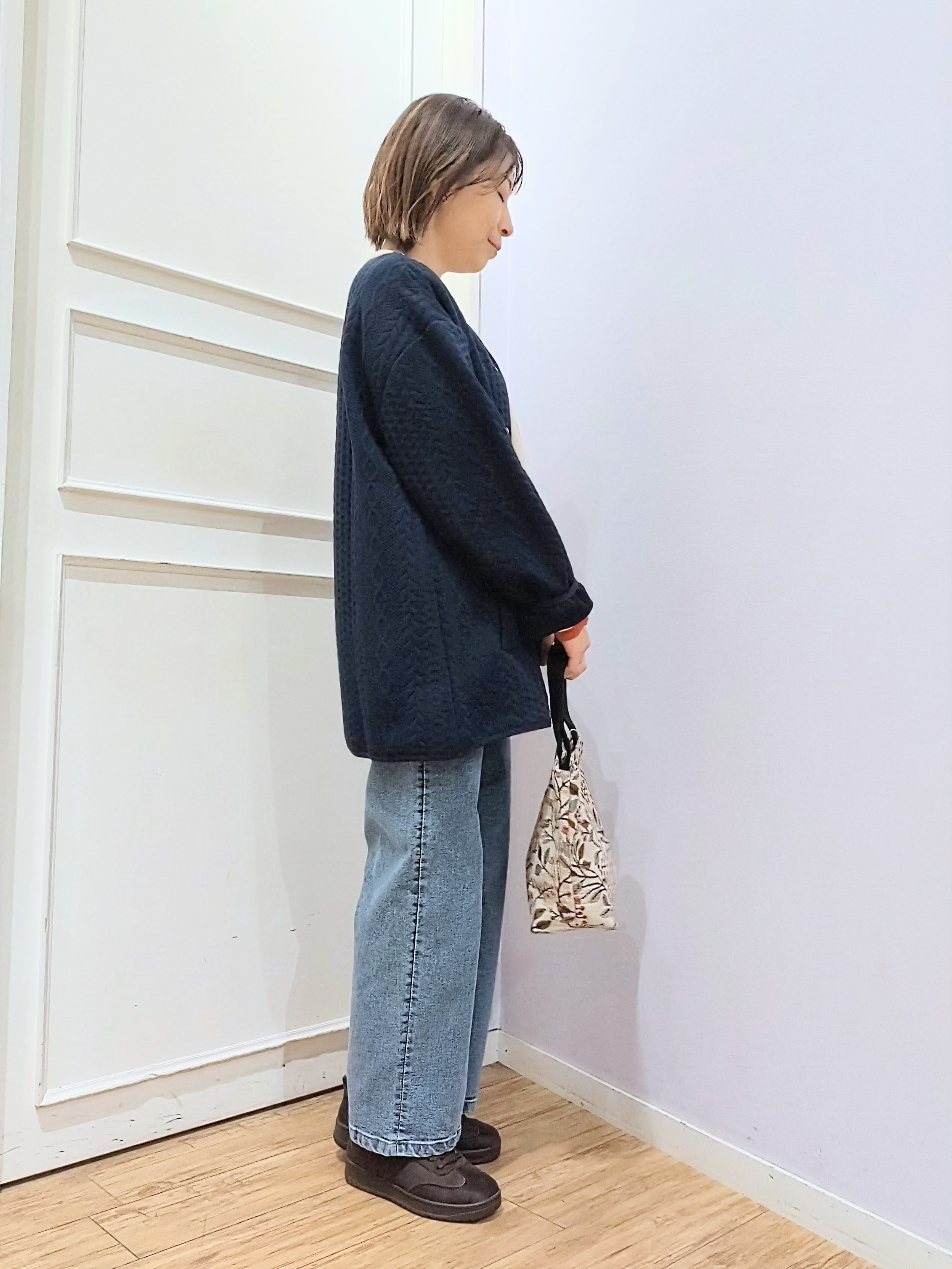 miomioさんの「SHOO･LA･RUE｜【S-LL/体型カバー】ヒップが隠れる ラインジャカード Vネックカーディガン」を使ったコーディネート