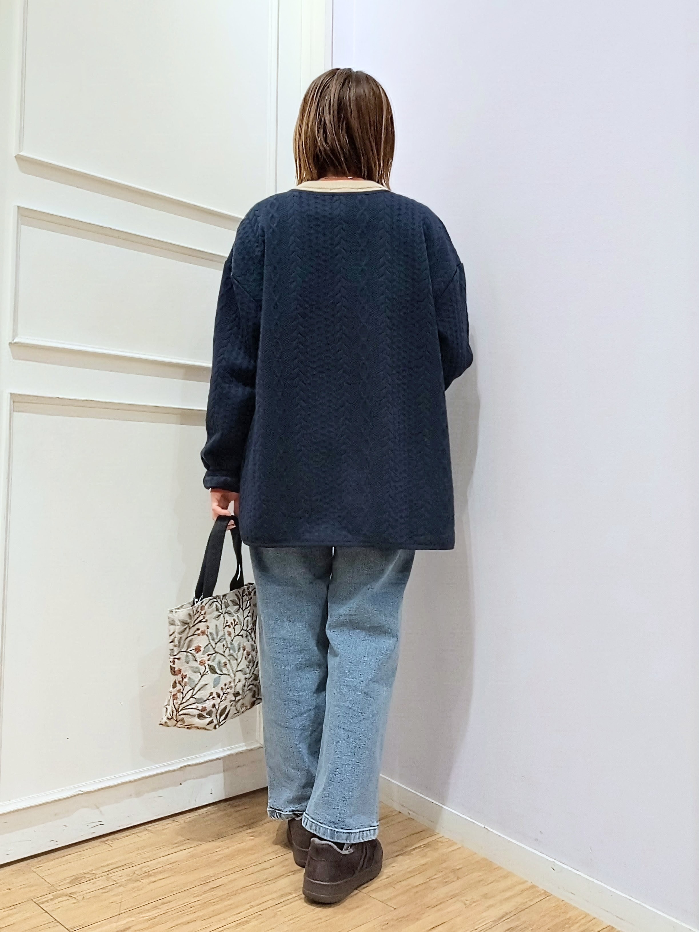 miomioさんの「SHOO･LA･RUE｜【S-LL/体型カバー】ヒップが隠れる ラインジャカード Vネックカーディガン」を使ったコーディネート