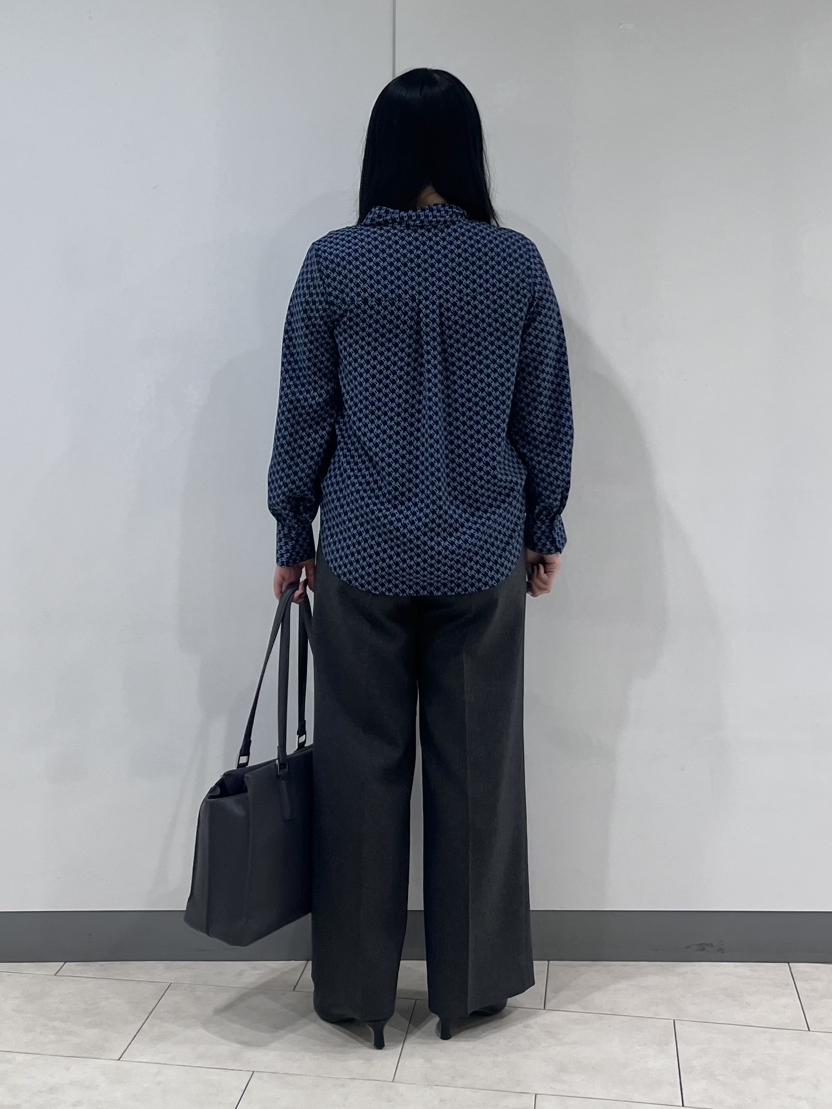 hasuさんの「INDIVI｜【UVケア／通勤】幾何学柄ボウタイ風ブラウス」を使ったコーディネート