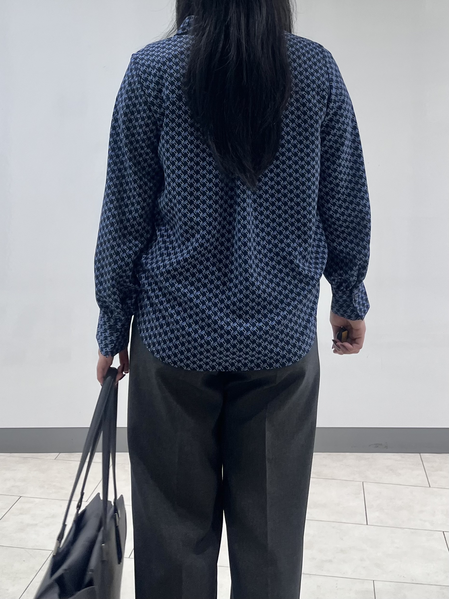 hasuさんの「INDIVI｜【UVケア／通勤】幾何学柄ボウタイ風ブラウス」を使ったコーディネート