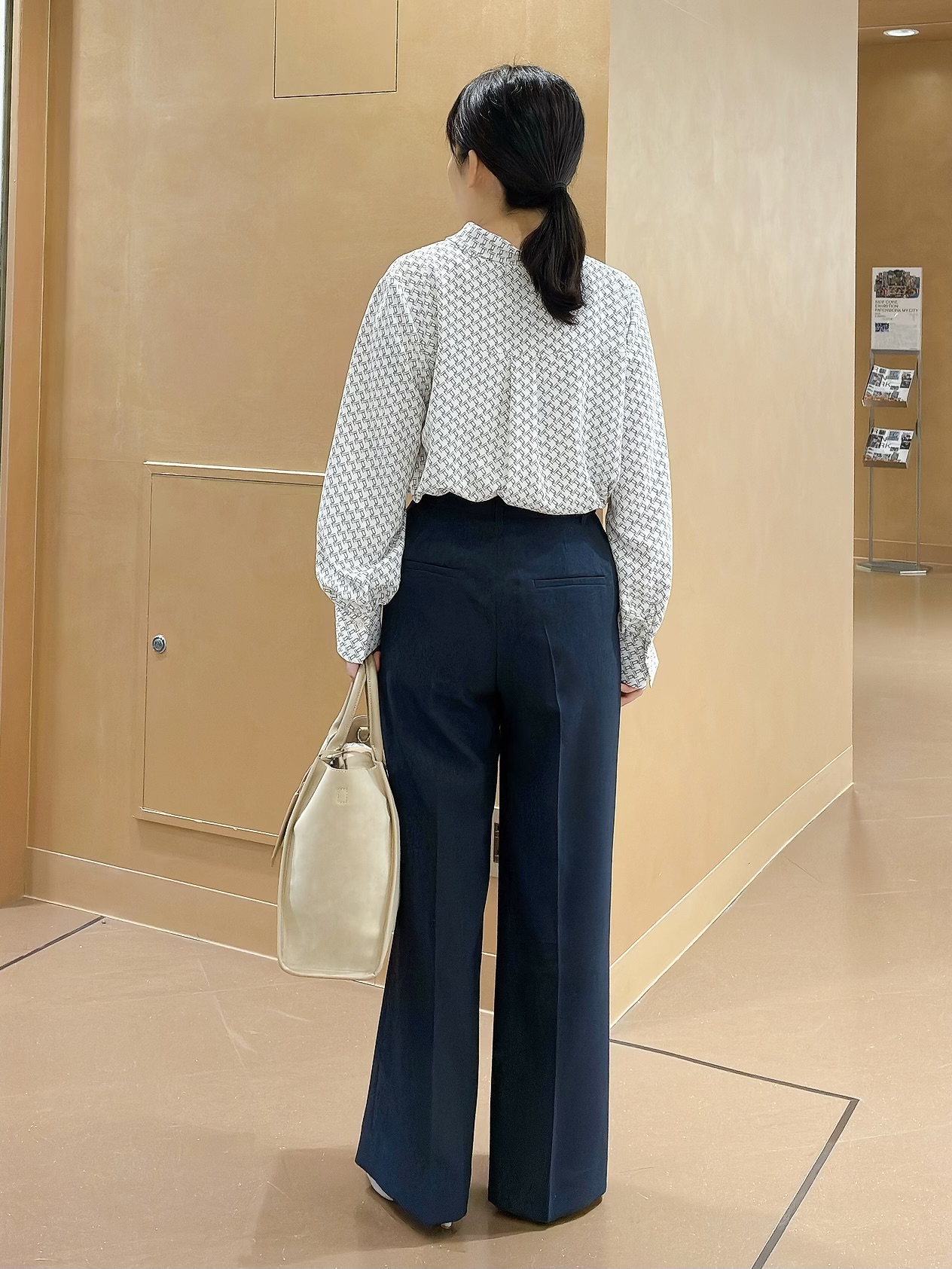 hattoriさんの「INDIVI｜【UVケア／通勤】幾何学柄ボウタイ風ブラウス」を使ったコーディネート