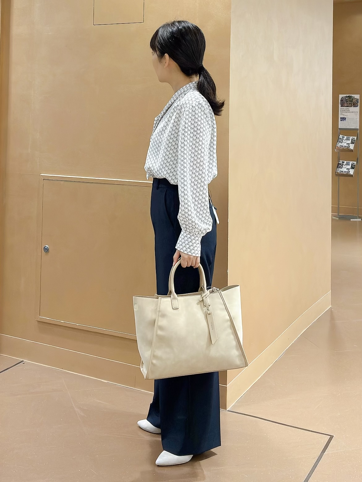 hattoriさんの「INDIVI｜【UVケア／通勤】幾何学柄ボウタイ風ブラウス」を使ったコーディネート