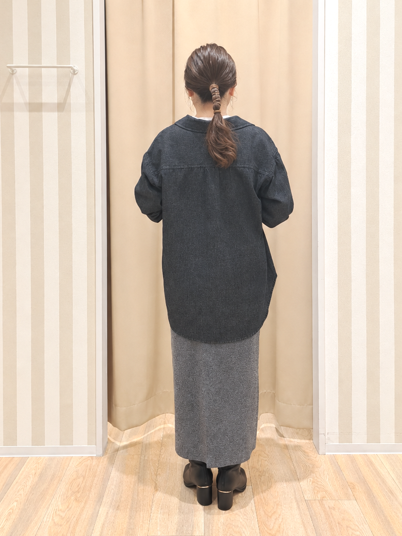 sho*さんの「SHOO･LA･RUE｜【S-LL/洗濯機可/体型カバー】ライトオンスデニム ダブルポケット オーバーサイズシャツ」を使ったコーディネート