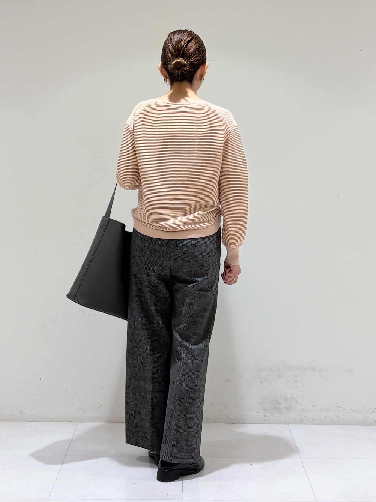 tsuyuさんの「INDIVI｜【ウール混／体型カバー】ラメガーター編み Vネックニット」を使ったコーディネート