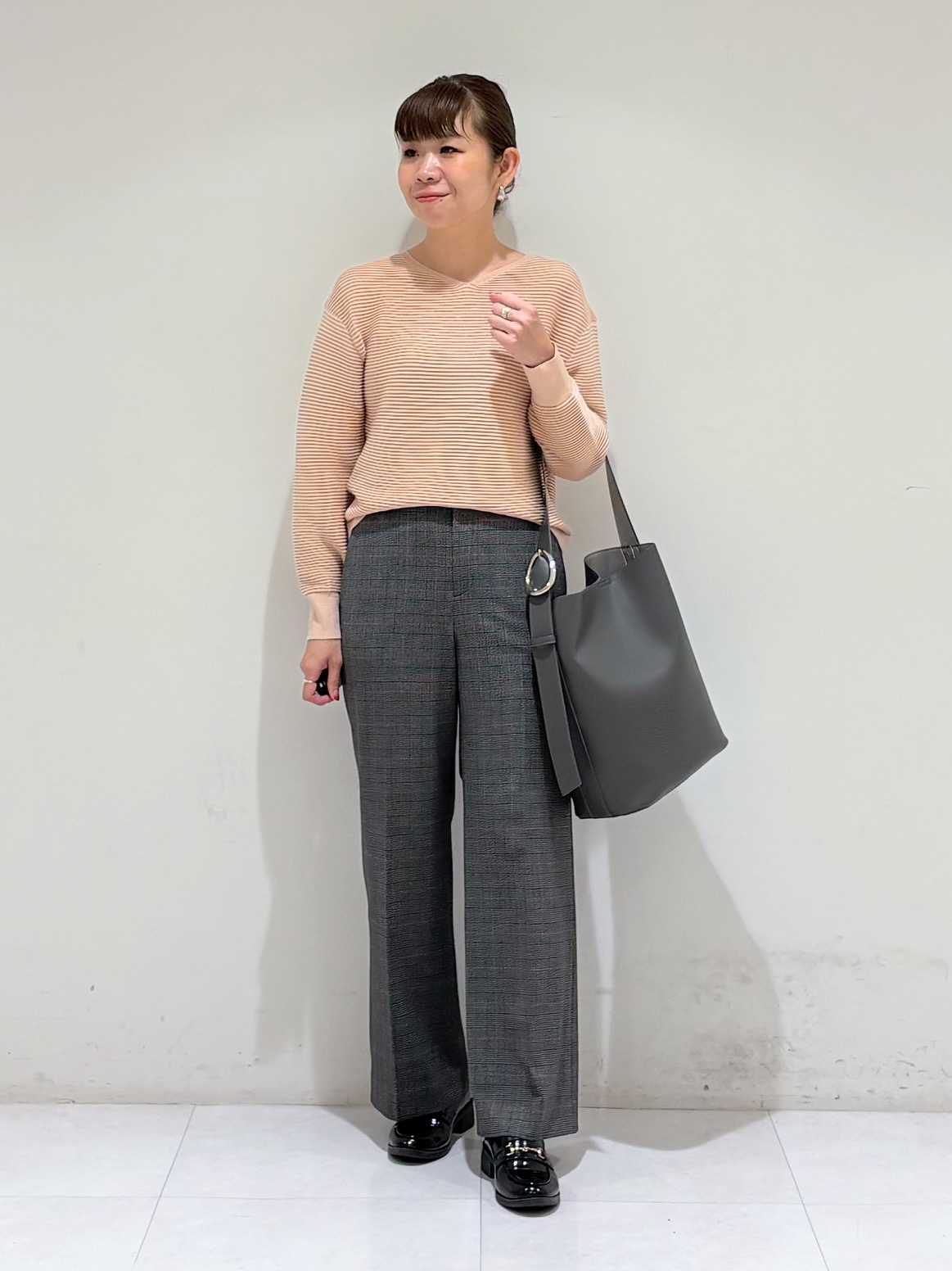 tsuyuさんの「INDIVI｜【ウール混／体型カバー】ラメガーター編み Vネックニット」を使ったコーディネート