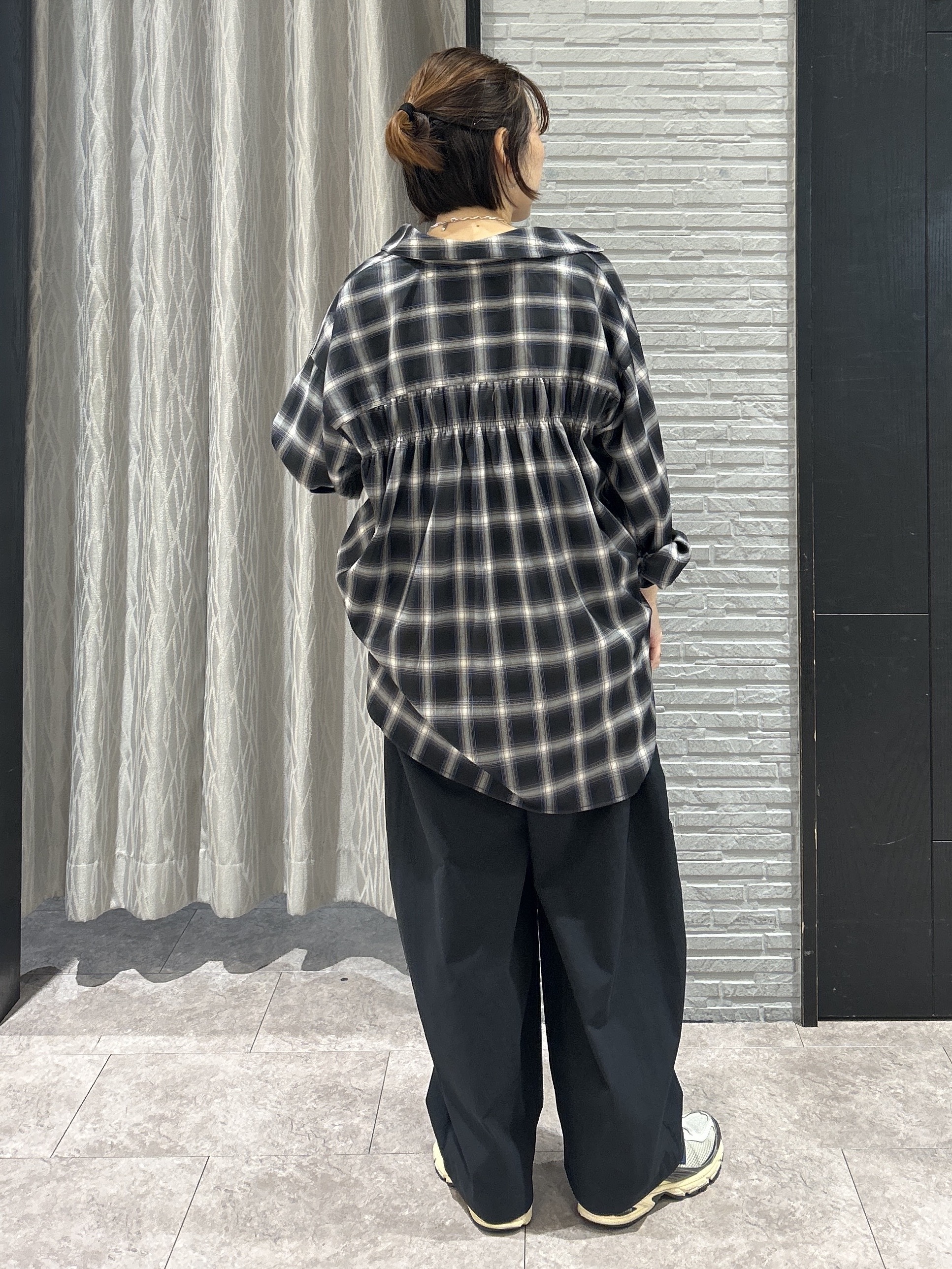 ga_riさんの「THE SHOP TK｜後ろ姿も着映える バックシャーリングシャツ」を使ったコーディネート