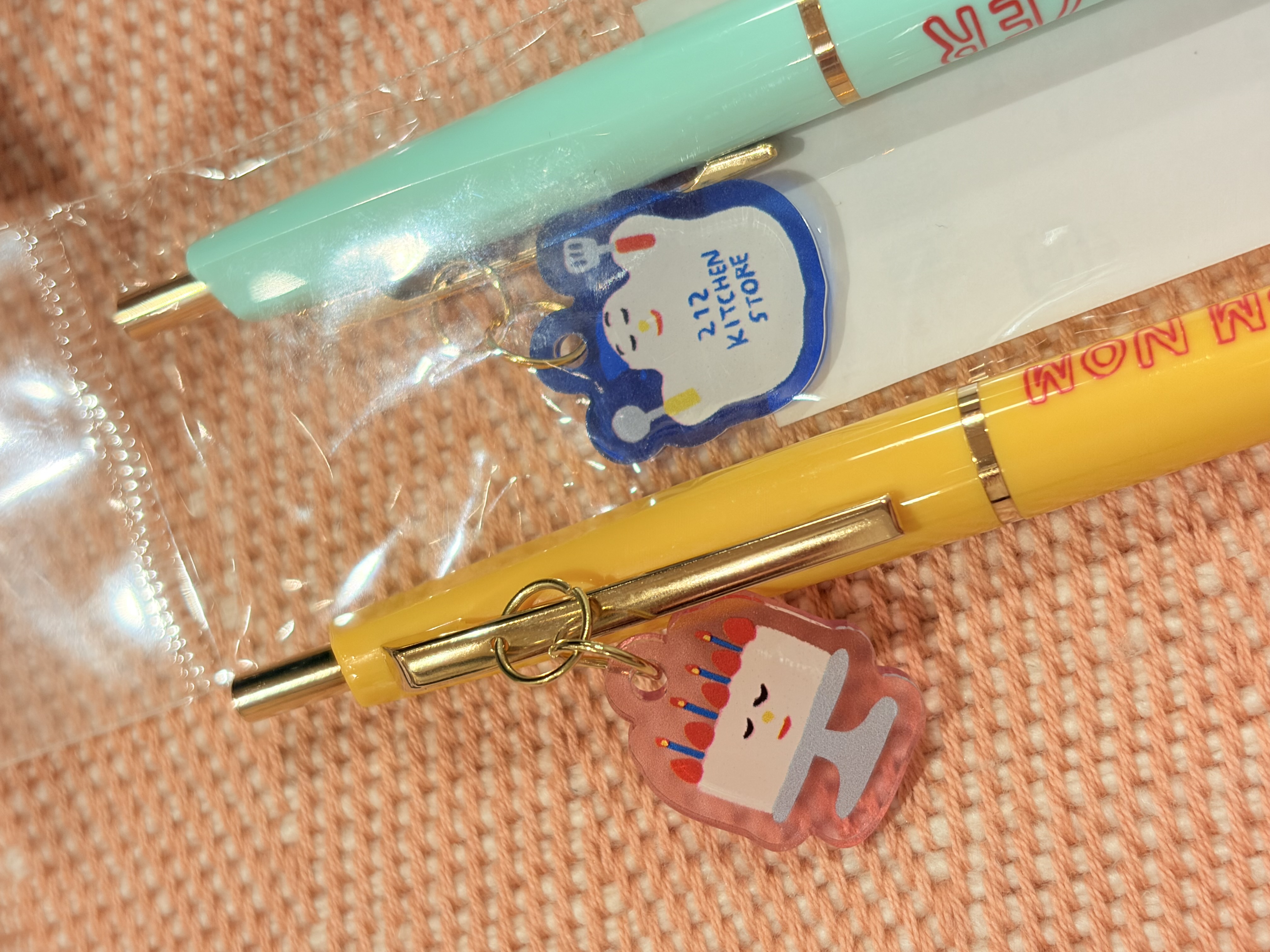 はるるんさんの「212 KITCHEN STORE｜アクリルチャーム付きボールペン CAKE ＜HONGAMA ホンガマ＞」を使ったコーディネート