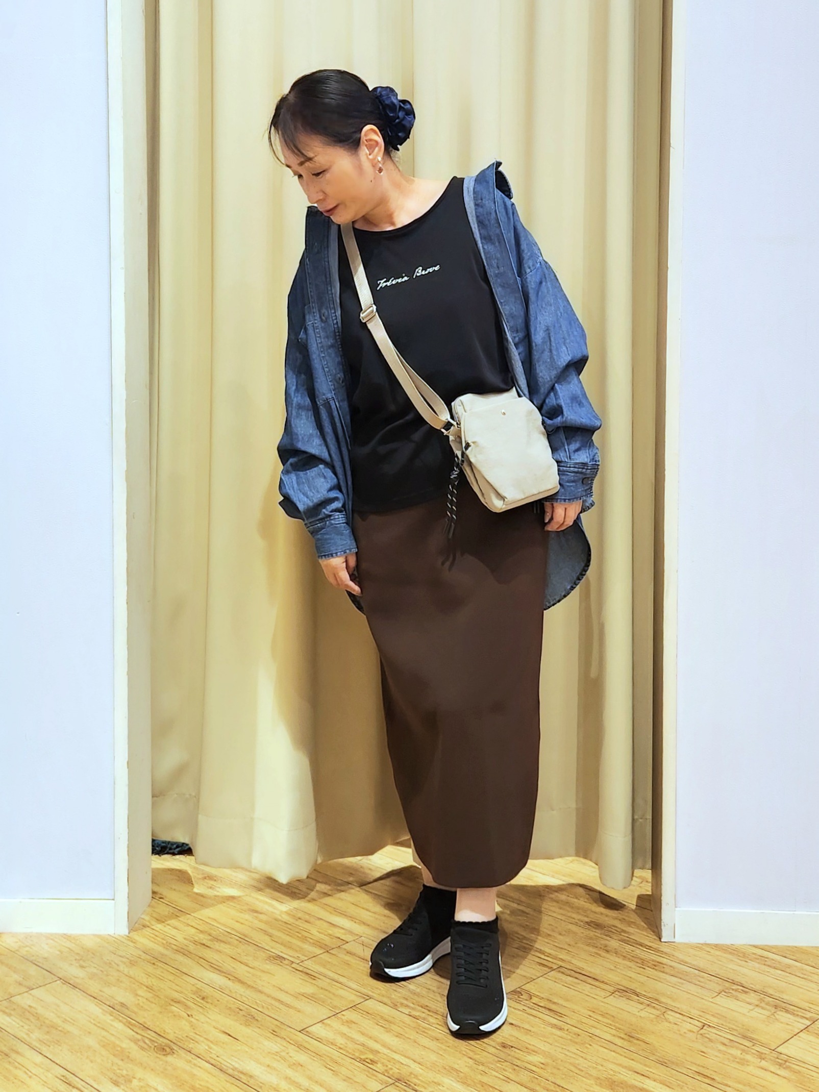 くまさんの「SHOO･LA･RUE｜【S-LL/洗濯機可/体型カバー】ライトオンスデニム ダブルポケット オーバーサイズシャツ」を使ったコーディネート