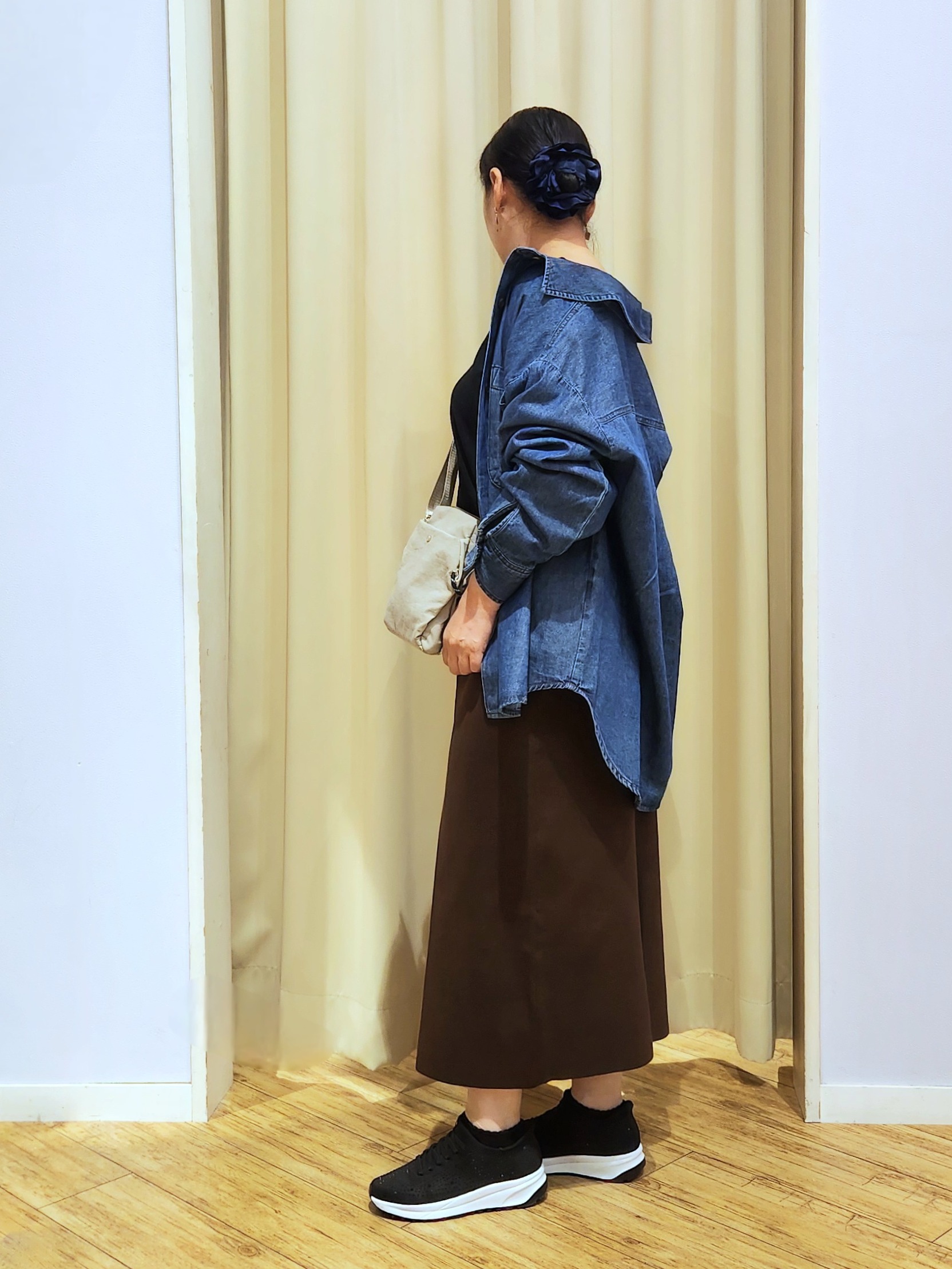 くまさんの「SHOO･LA･RUE｜【S-LL/洗濯機可/体型カバー】ライトオンスデニム ダブルポケット オーバーサイズシャツ」を使ったコーディネート