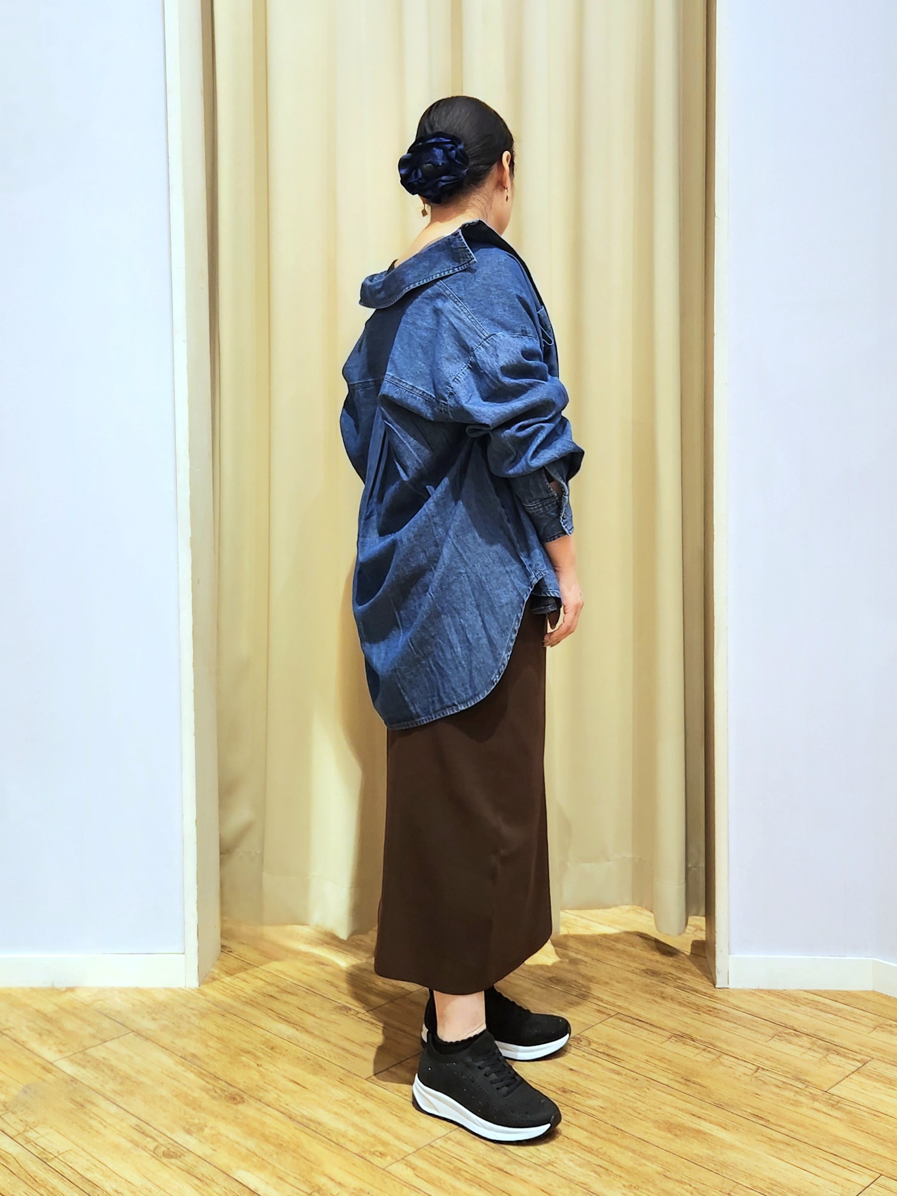 くまさんの「SHOO･LA･RUE｜【S-LL/洗濯機可/体型カバー】ライトオンスデニム ダブルポケット オーバーサイズシャツ」を使ったコーディネート