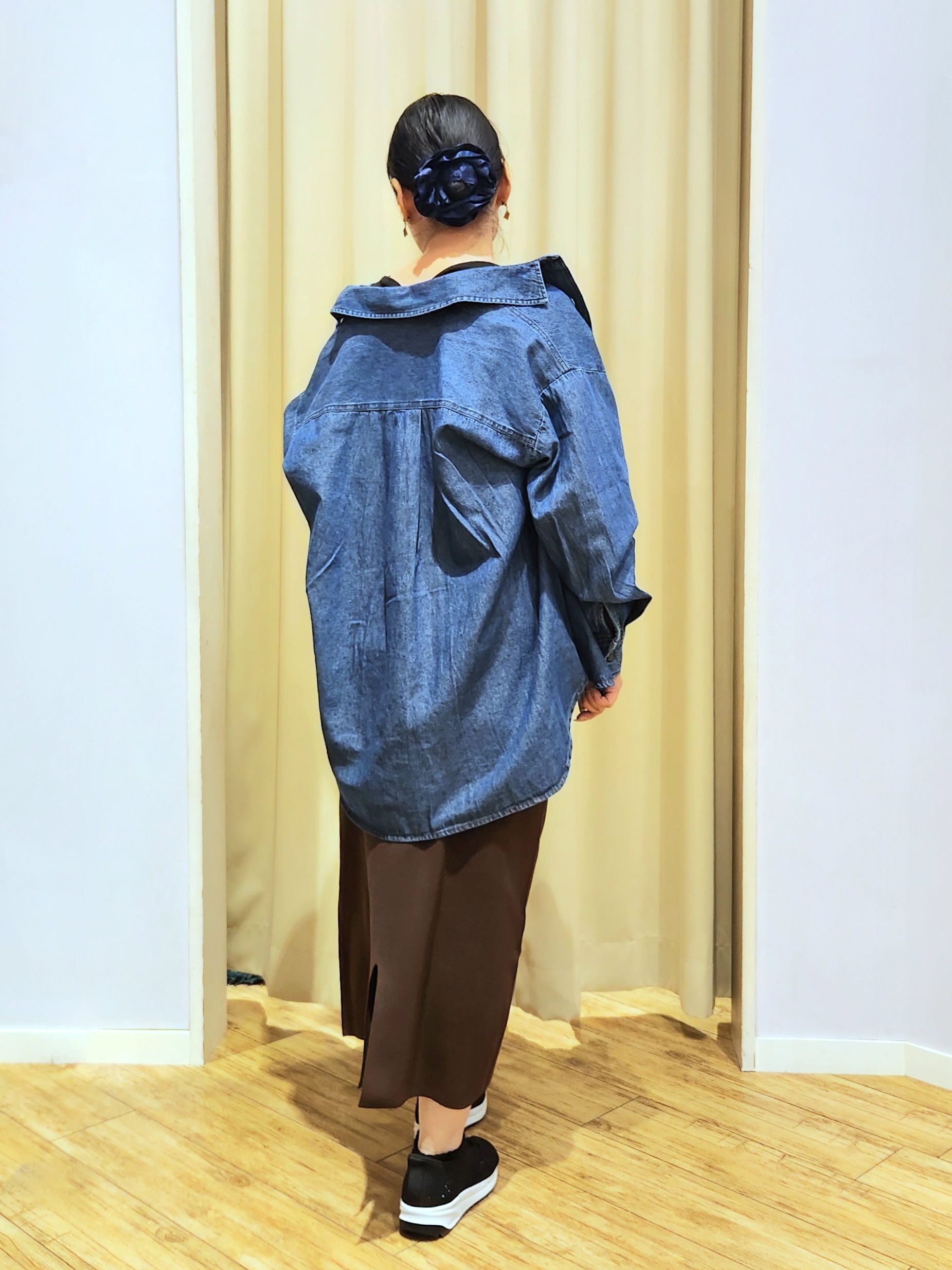 くまさんの「SHOO･LA･RUE｜【S-LL/洗濯機可/体型カバー】ライトオンスデニム ダブルポケット オーバーサイズシャツ」を使ったコーディネート