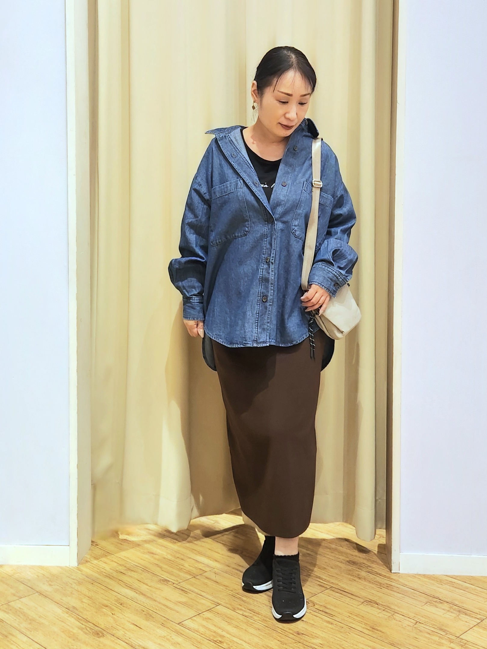くまさんの「SHOO･LA･RUE｜【S-LL/洗濯機可/体型カバー】ライトオンスデニム ダブルポケット オーバーサイズシャツ」を使ったコーディネート