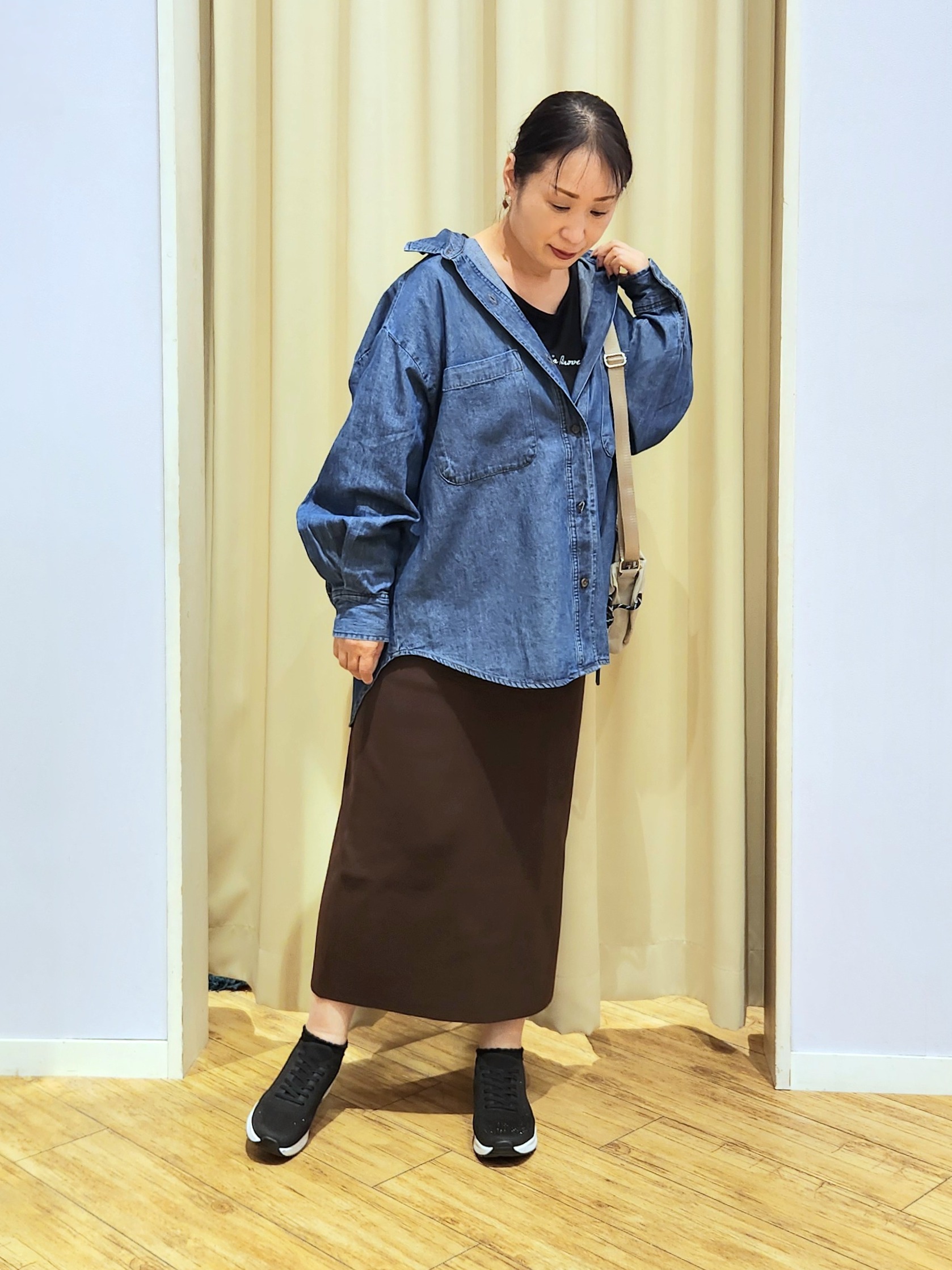 くまさんの「SHOO･LA･RUE｜【S-LL/洗濯機可/体型カバー】ライトオンスデニム ダブルポケット オーバーサイズシャツ」を使ったコーディネート
