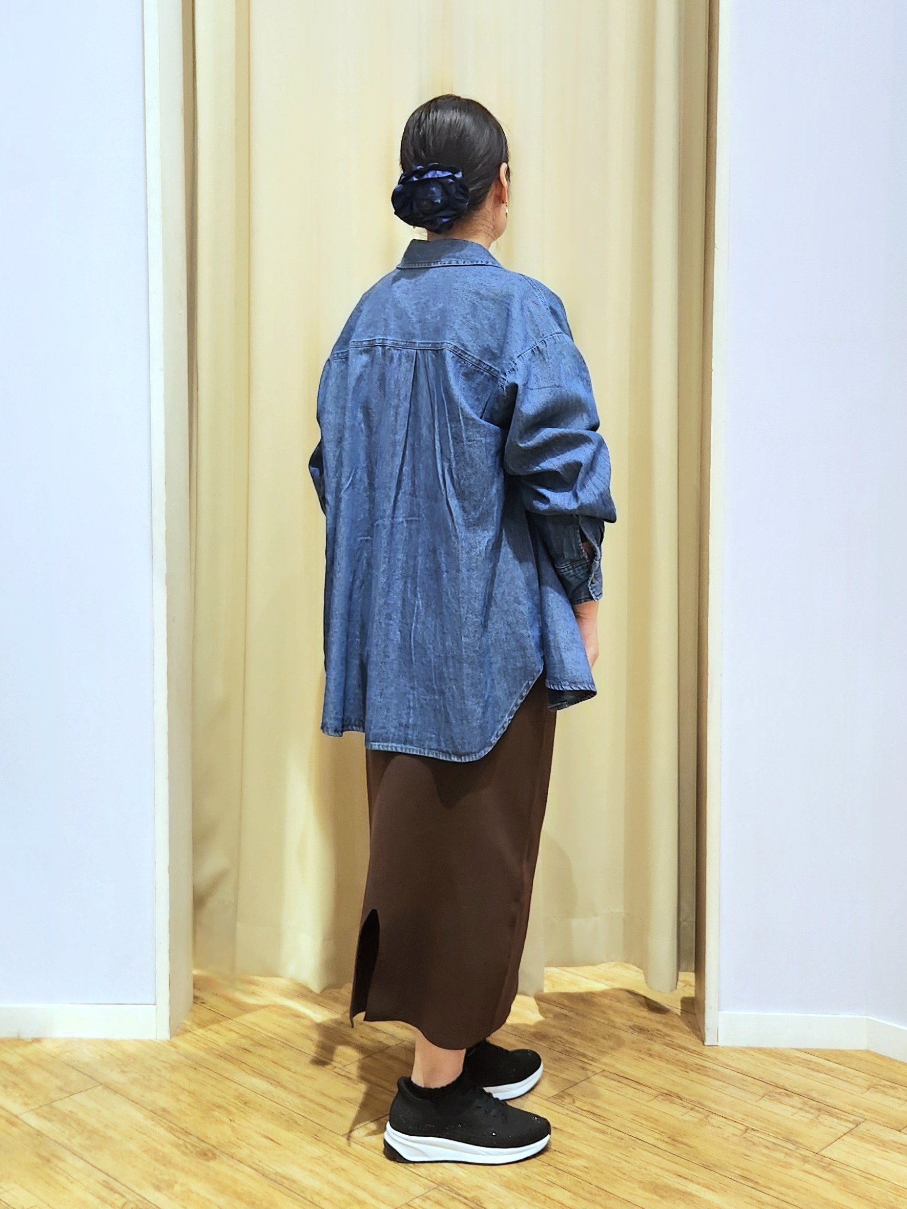 くまさんの「SHOO･LA･RUE｜【S-LL/洗濯機可/体型カバー】ライトオンスデニム ダブルポケット オーバーサイズシャツ」を使ったコーディネート