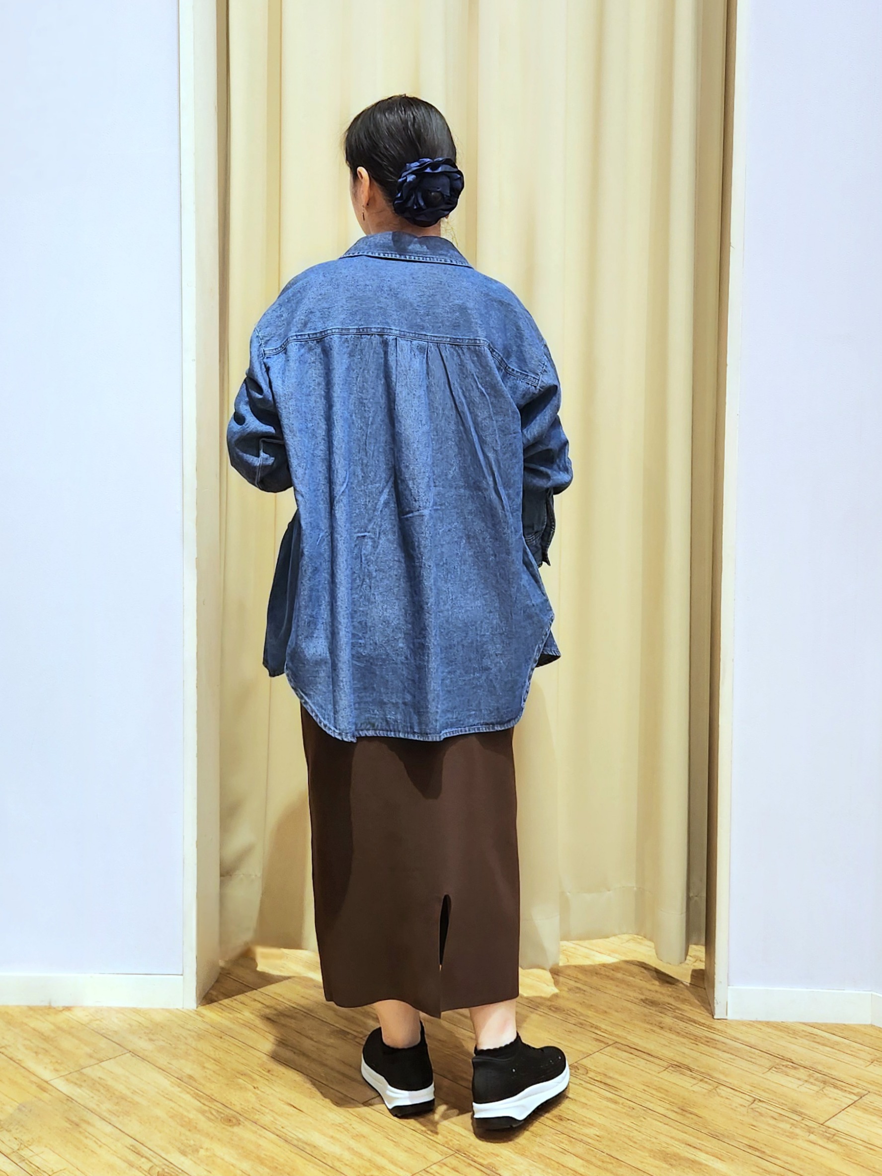 くまさんの「SHOO･LA･RUE｜【S-LL/洗濯機可/体型カバー】ライトオンスデニム ダブルポケット オーバーサイズシャツ」を使ったコーディネート